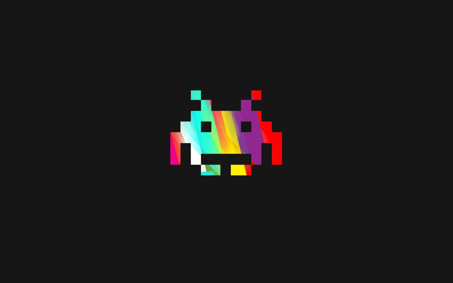 Aesthetic Retro 桌布 壁紙 — 一艘色彩鮮豔的彩虹色像素外星飛船漂浮在純黑色背景上。