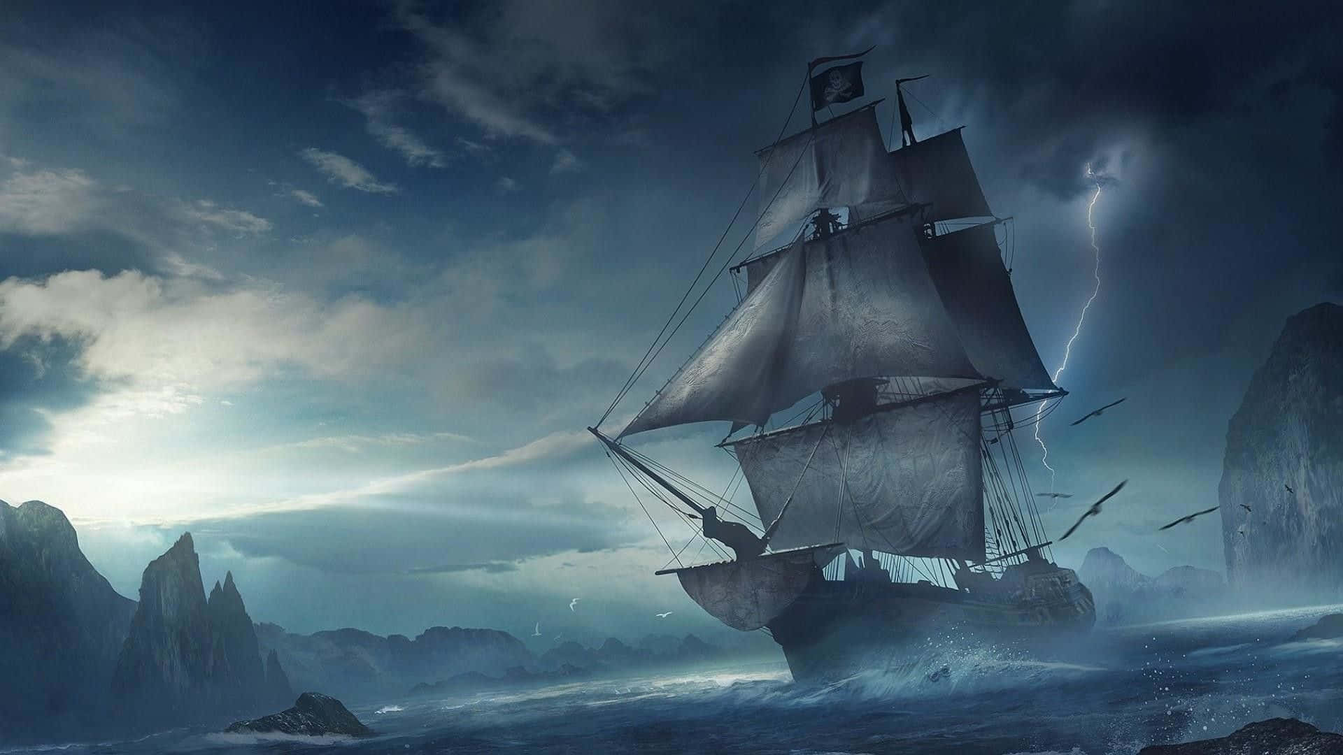 海盜船 桌布 壁紙 — 一艘被風暴吹襲的海盜船在波濤洶湧的海面上航行，天空佈滿閃電，遠處有崎嶇的懸崖。