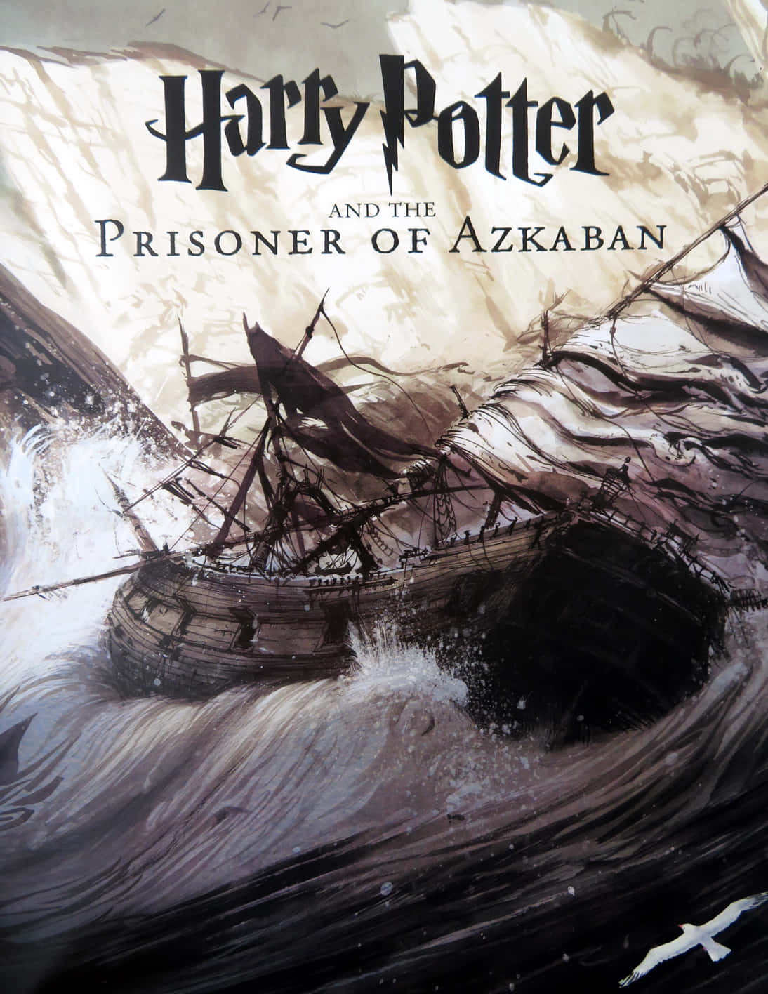 The Prisoner Of Azkaban 桌布 壁紙 — 一艘被風暴拋擲的船隻在為《哈利波特：阿茲卡班的逃犯》創作的戲劇性水墨插圖中與滔天巨浪搏鬥。