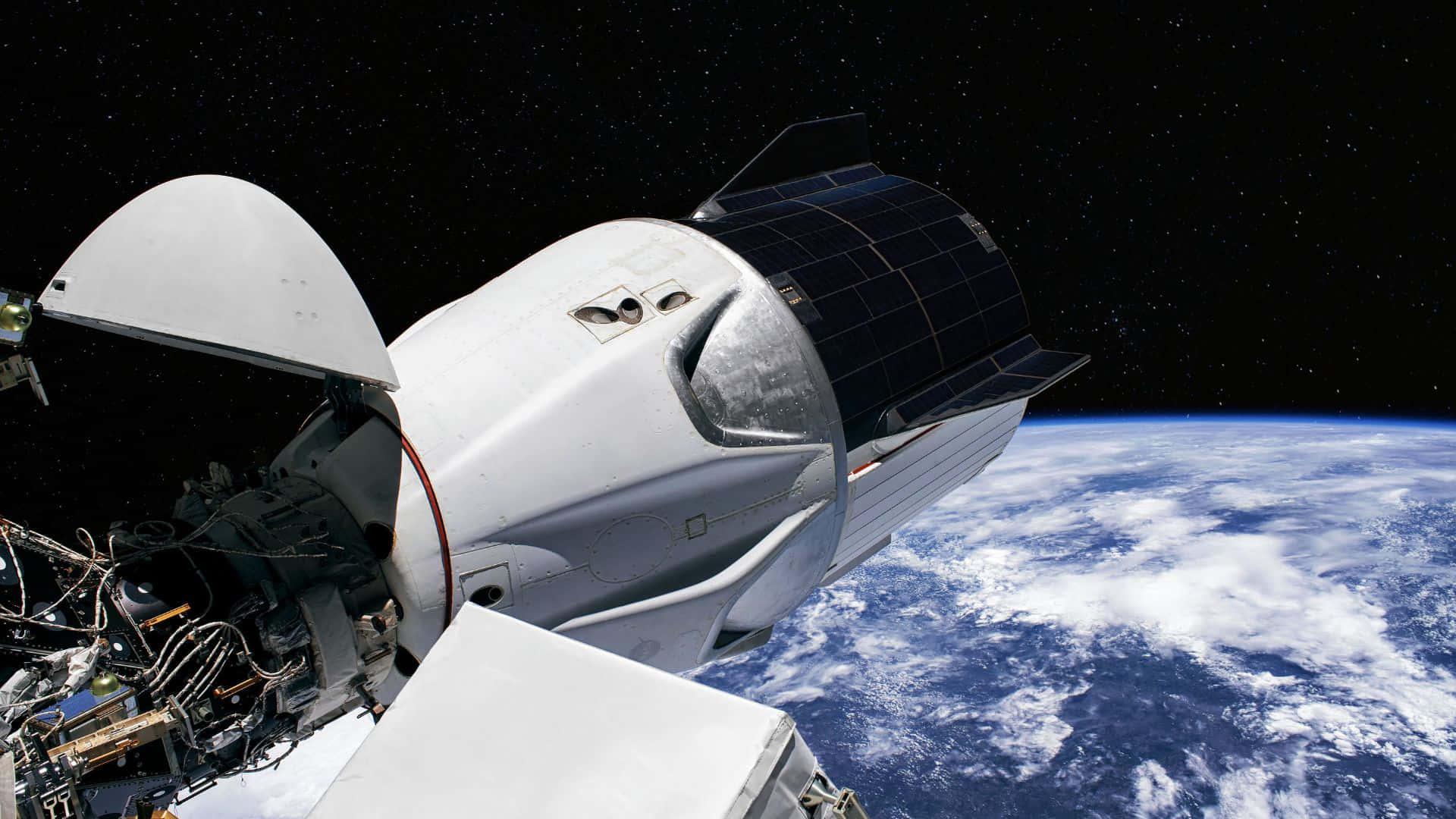 Live Space 桌布 壁紙 — 一艘詳細的太空船在繁星點點的黑色天空中繞地球運行，下方是藍色的海洋和白色的雲層。