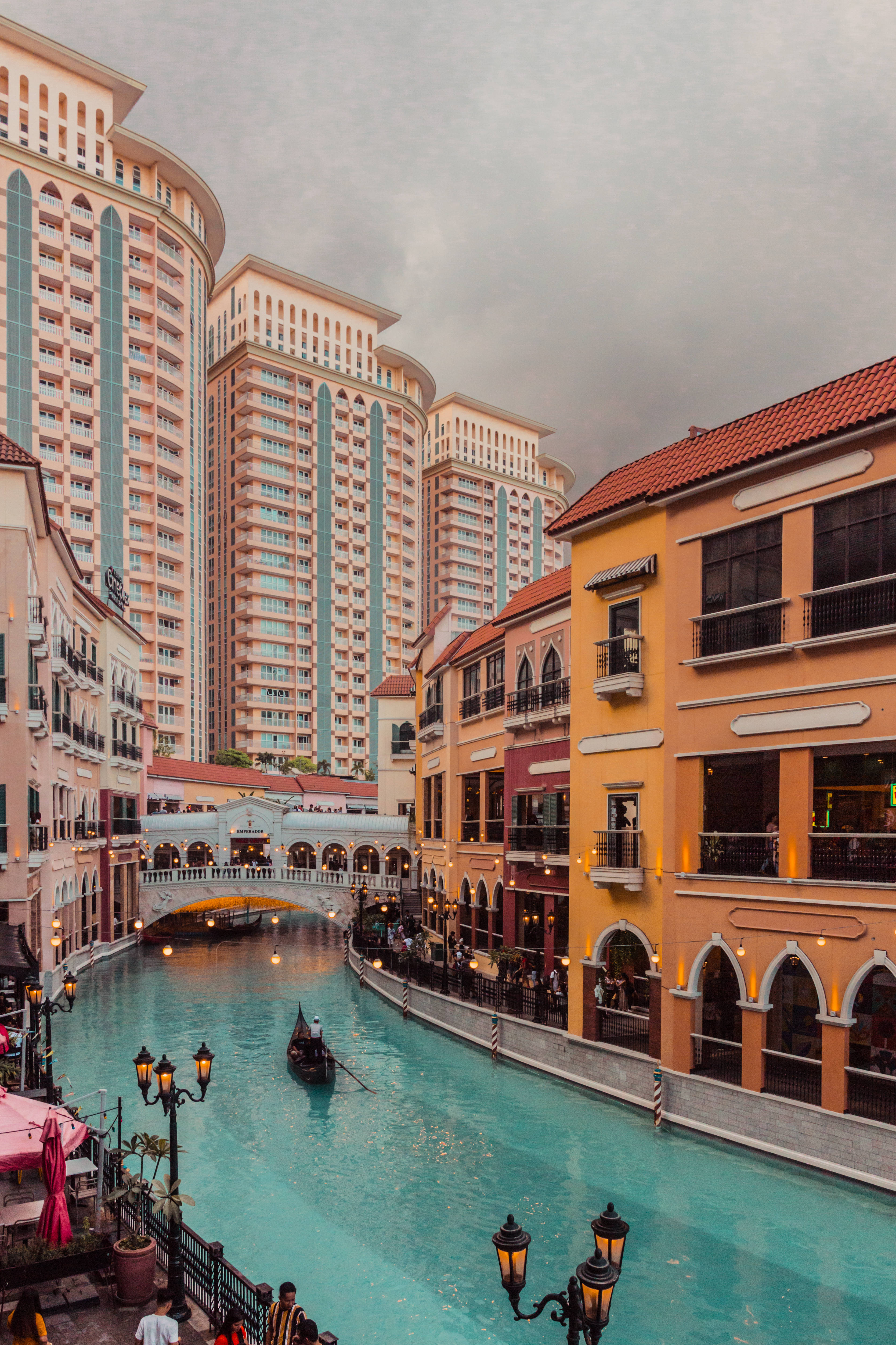 Manila 桌布 壁紙 — 一艘貢多拉在陰天下滑過一條兩旁裝飾著歐式建築的碧綠色運河。