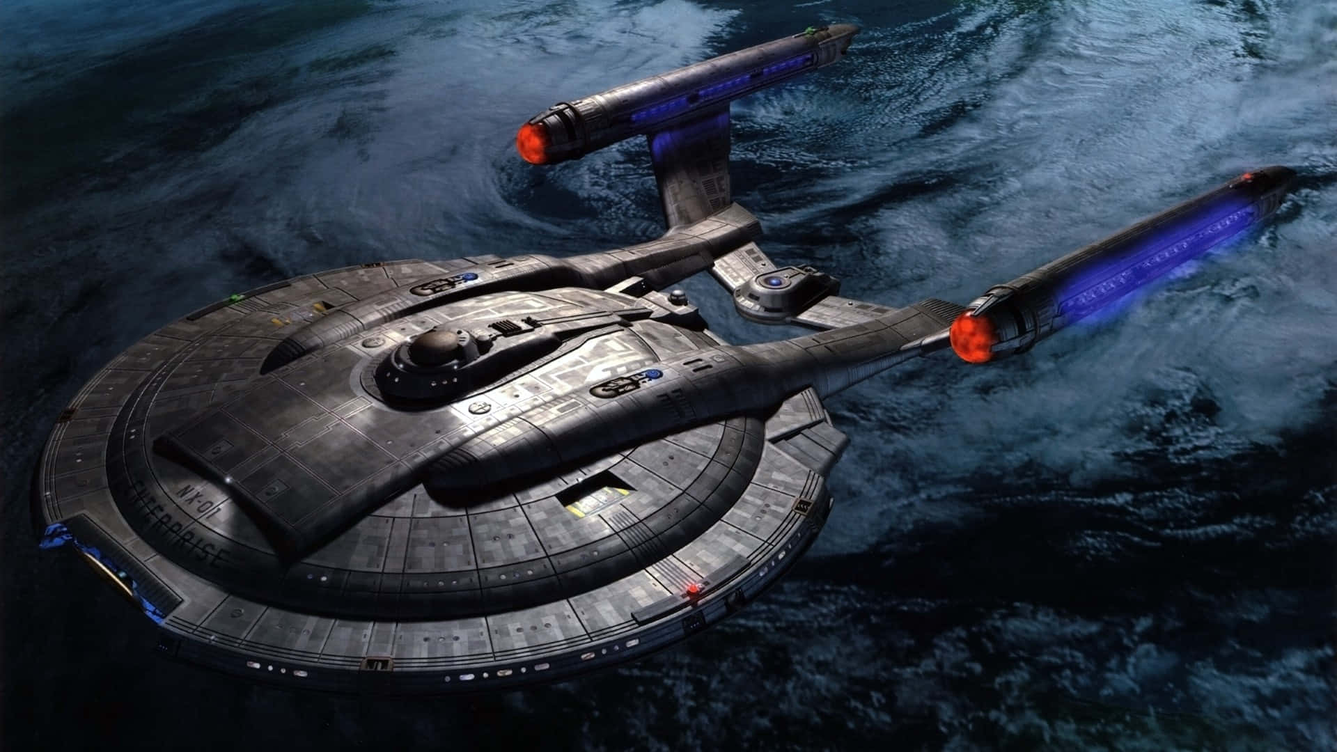 Star Trek Enterprise 桌布 壁紙 — 一艘配備藍色發光引擎的星艦在昏暗的天空下滑過黑暗的海浪。