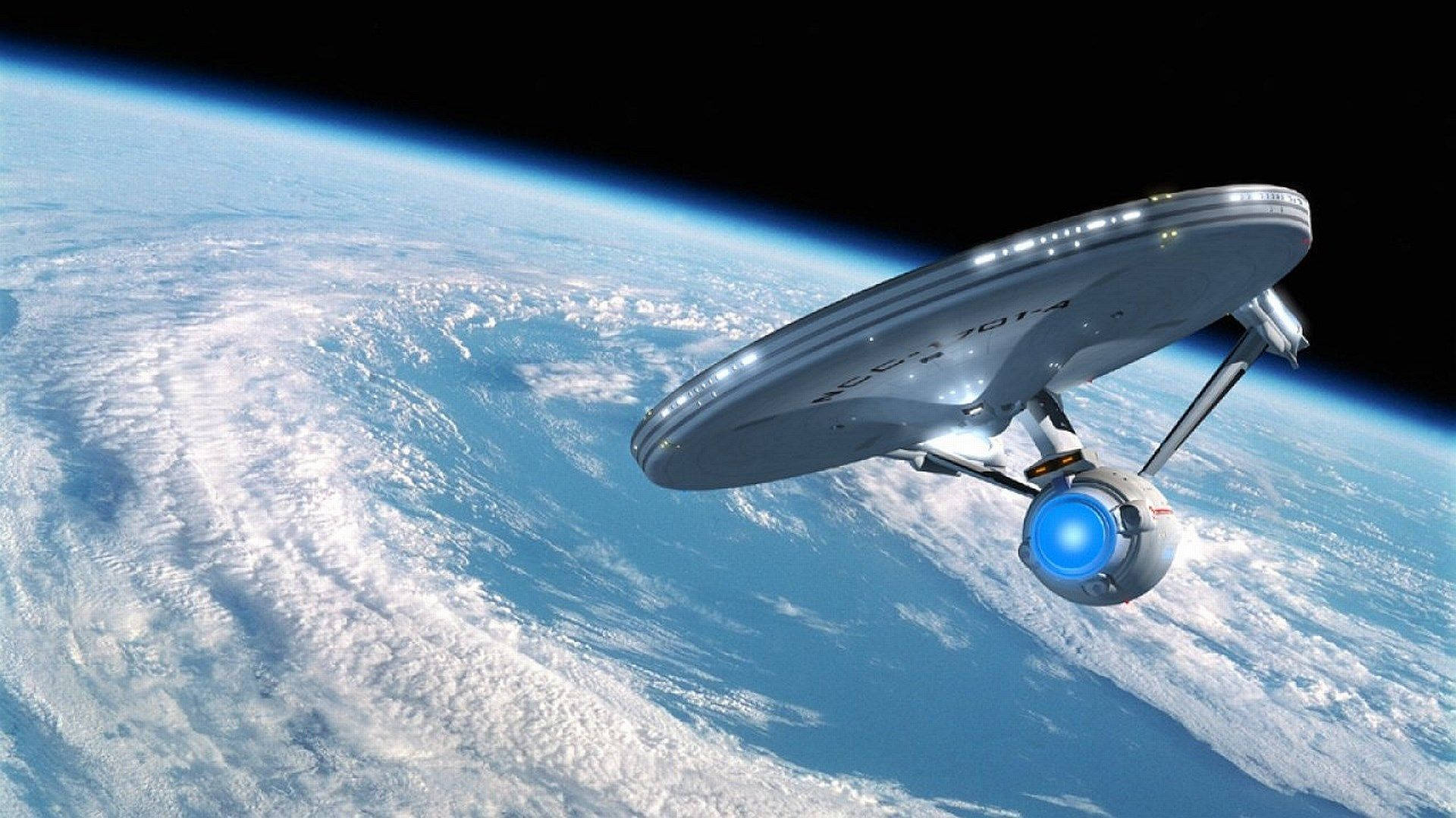 Spaceship 桌布 壁紙 — 一艘銀色星艦在太空的黑色虛空中，滑翔在地球旋轉的藍白雲層之上。