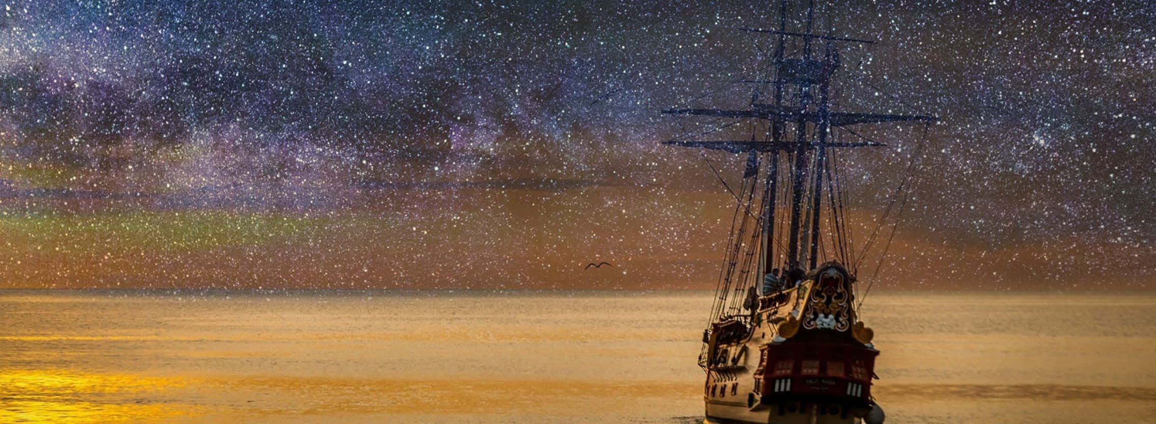 2268x832 桌布 壁紙 — 一艘雄偉的海盜船在令人嘆為觀止的星空下航行，銀河在平靜的金色海面上閃耀。