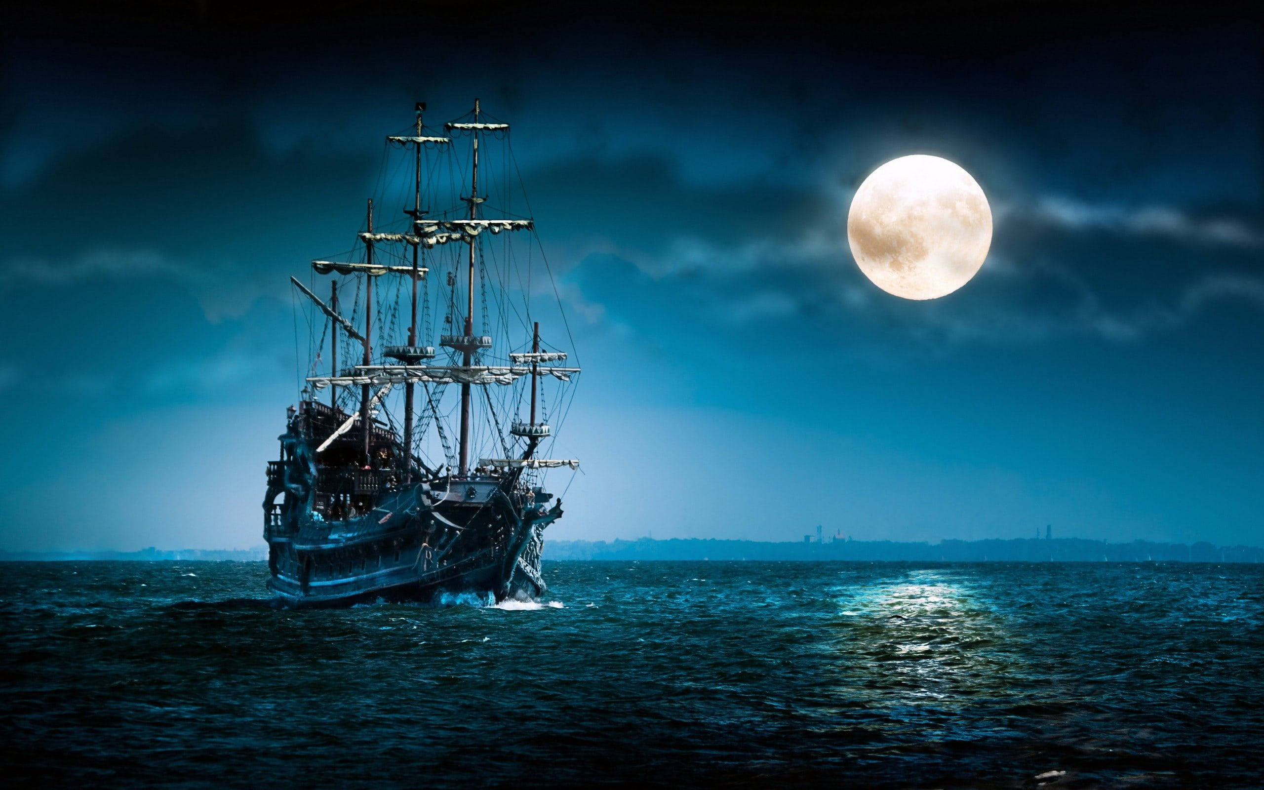 月光 桌布 壁紙 — 一艘雄偉的海盜船在夜間黑暗、波光粼粼的海洋上，在明亮的滿月下航行。