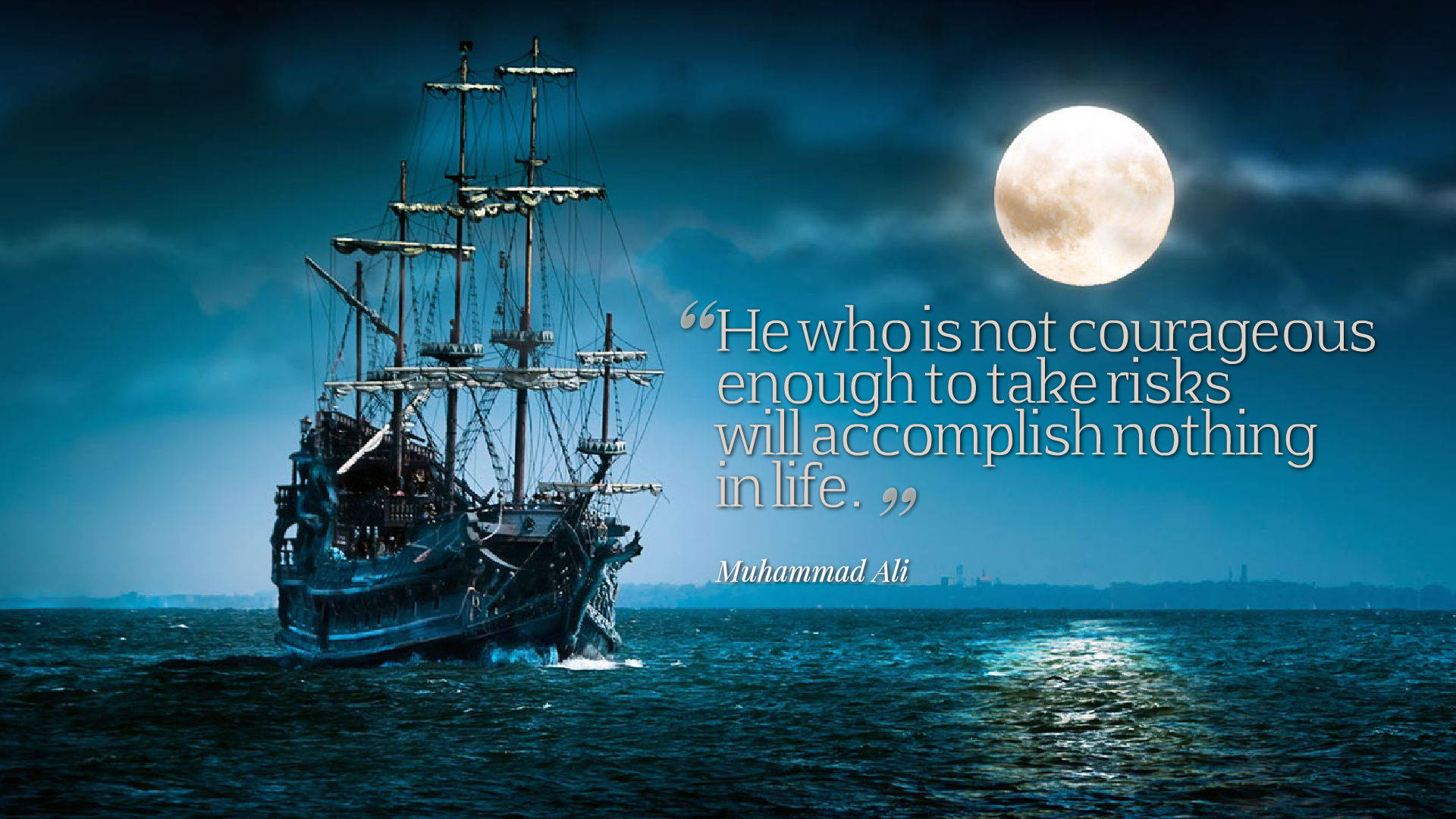moon quotes 桌布 壁紙 — 一艘雄偉的海盜船在滿月下航行於深藍色海洋上，並疊加了一句勵志名言。