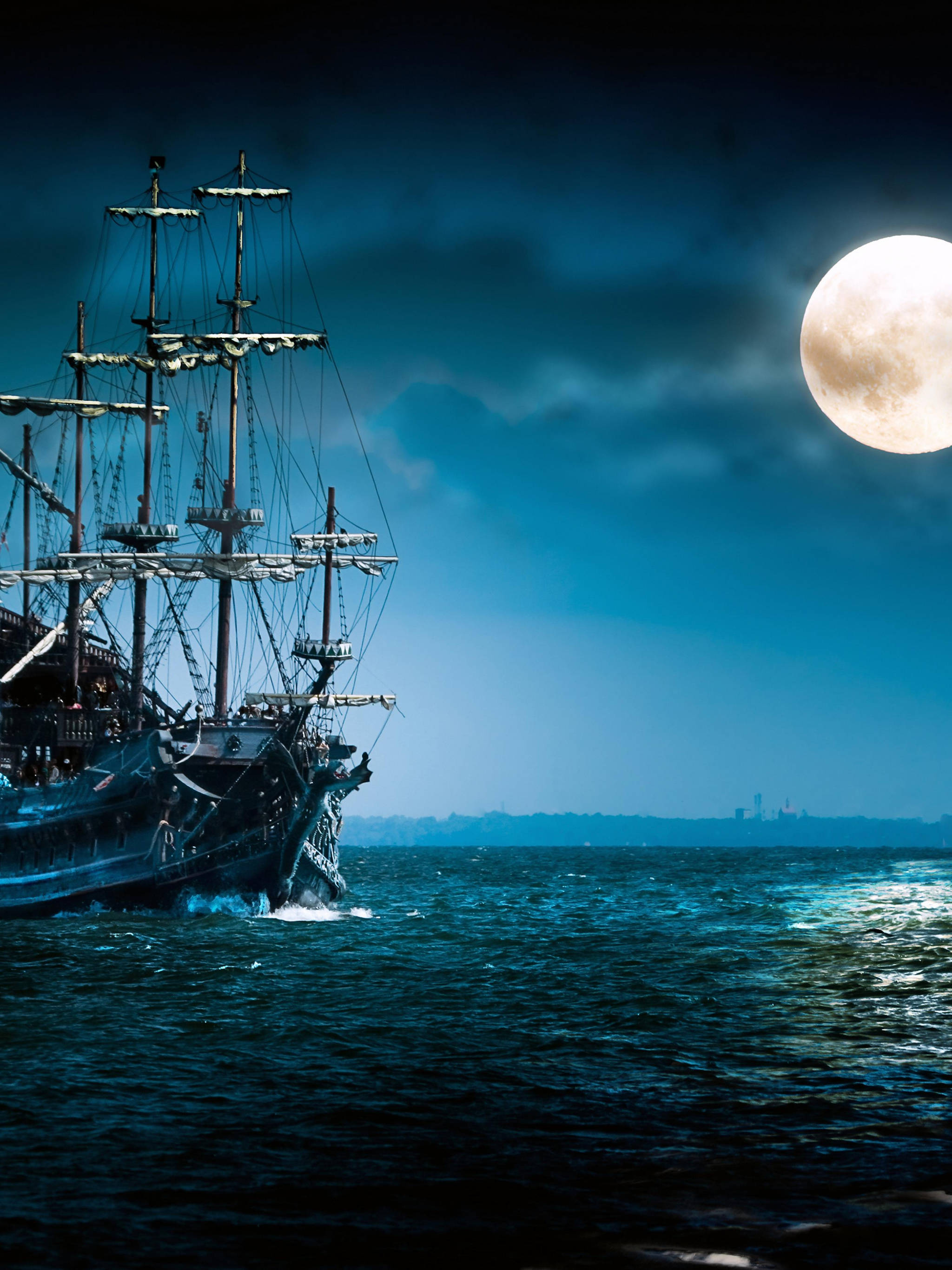 Sailing Ship 桌布 壁紙 — 一艘雄偉的海盜船在滿月下航行於深藍色的海洋上，伴隨著戲劇性的雲層。