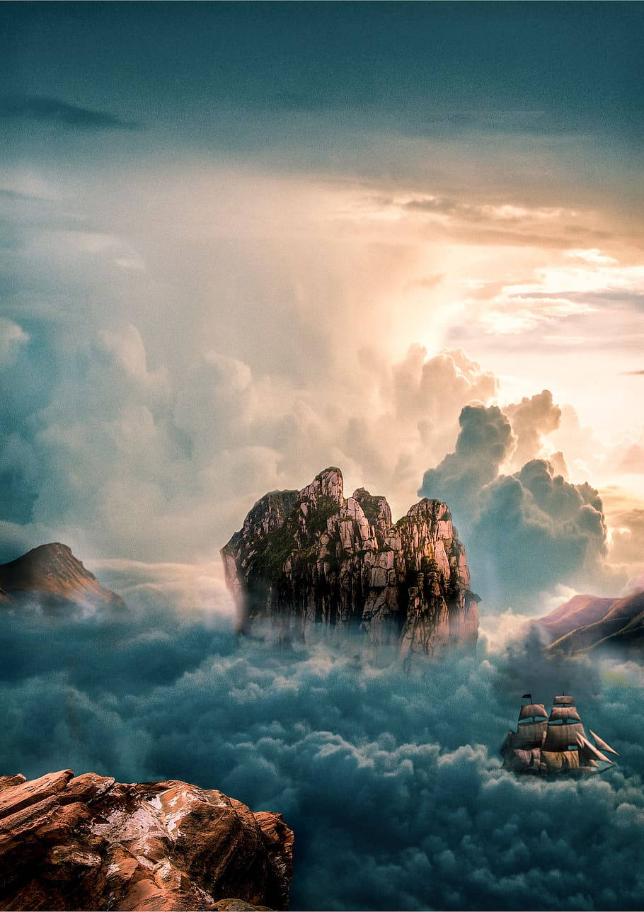 Photoshop HD 桌布 壁紙 — 一艘雄偉的船隻在雲海中航行，天空壯麗，金色夕陽照亮高聳的山峰。
