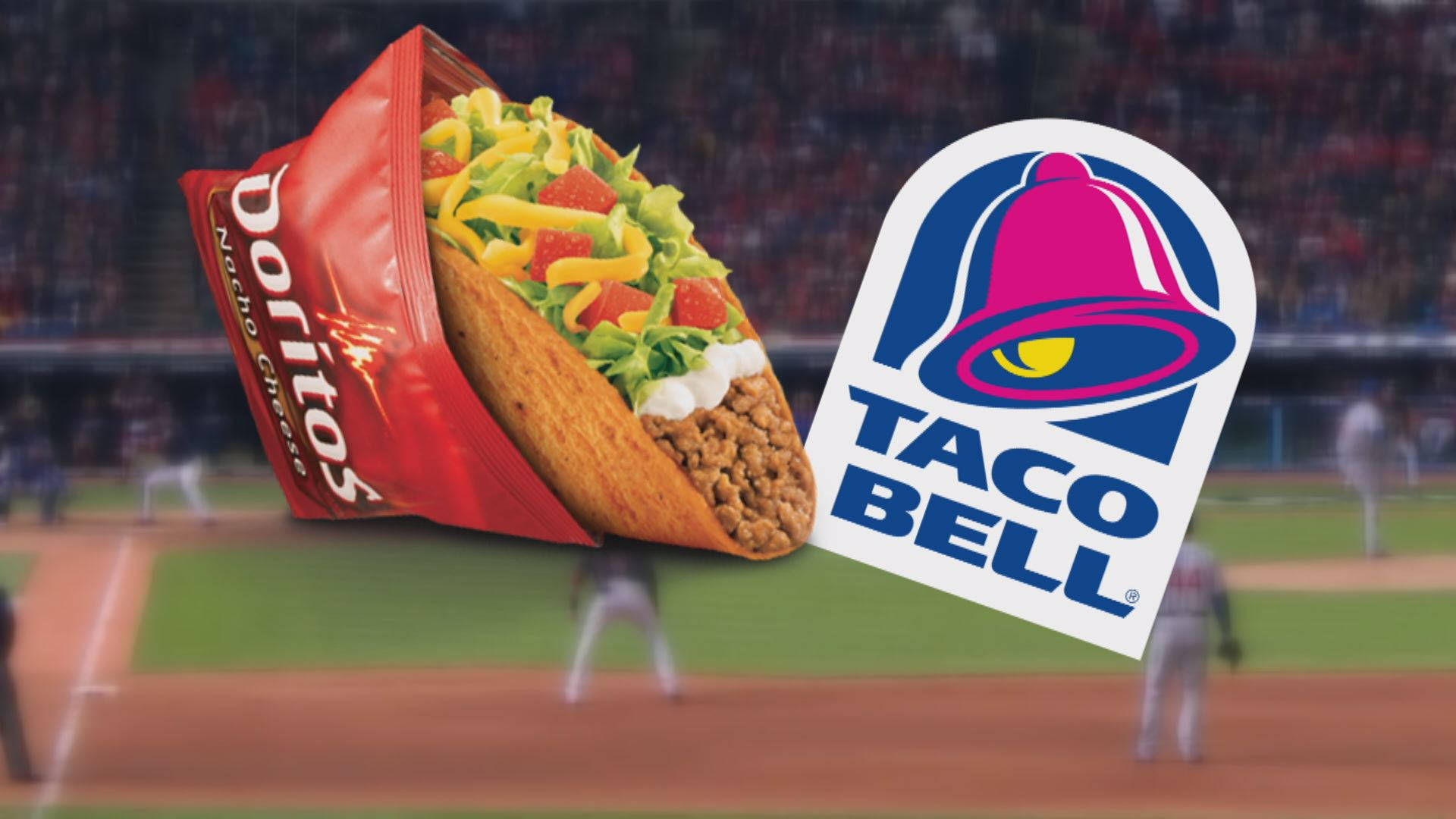塔可鐘 桌布 壁紙 — 一袋Doritos Nacho Cheese在模糊的棒球場上方的Taco Bell標誌旁邊變成一個豐富的墨西哥捲餅。