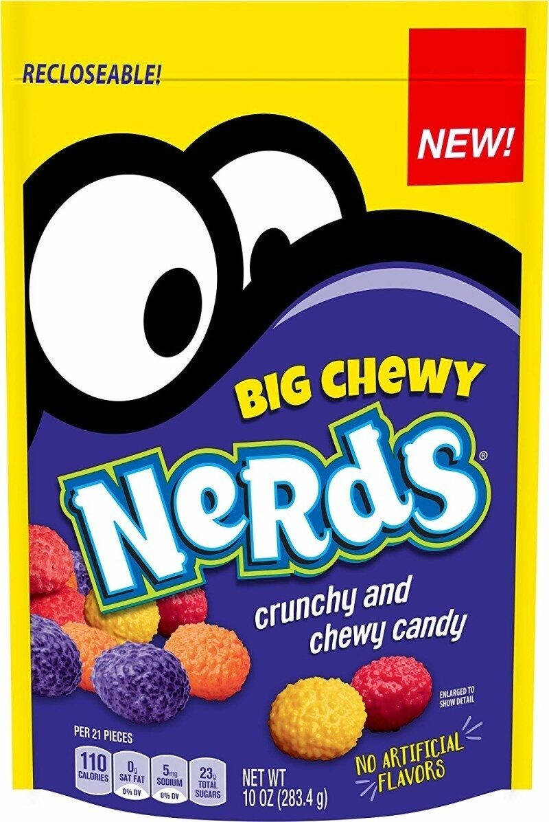 chewy 桌布 壁紙 — 一袋亮黃色和紫色的Big Chewy Nerds糖果，上面有大大的卡通眼睛和色彩繽紛的鬆脆耐嚼糖果。