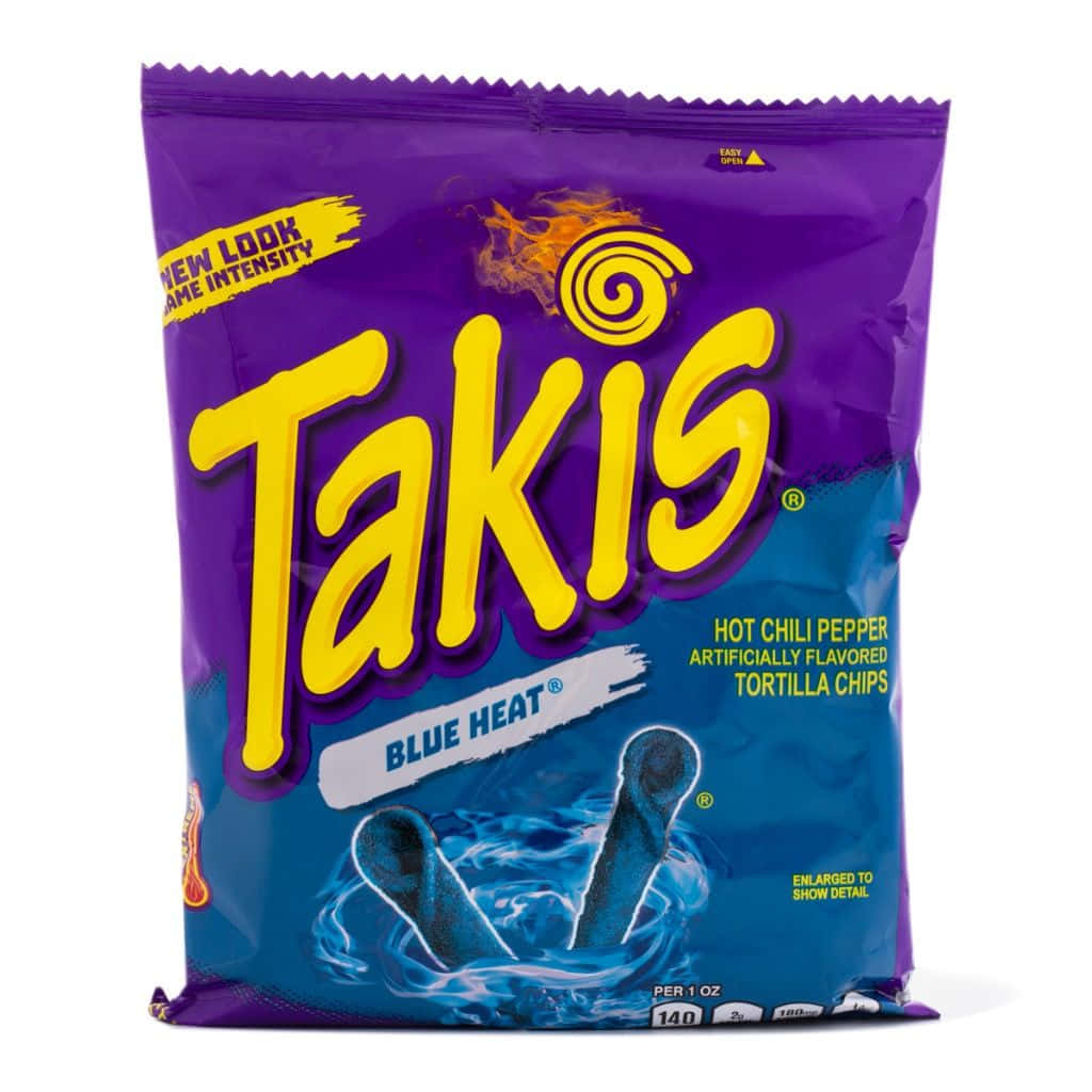 Blue Chips 桌布 壁紙 — 一袋充滿活力的紫色和藍色Takis Blue Heat玉米片，帶有火熱的圖案和粗體黃色文字。