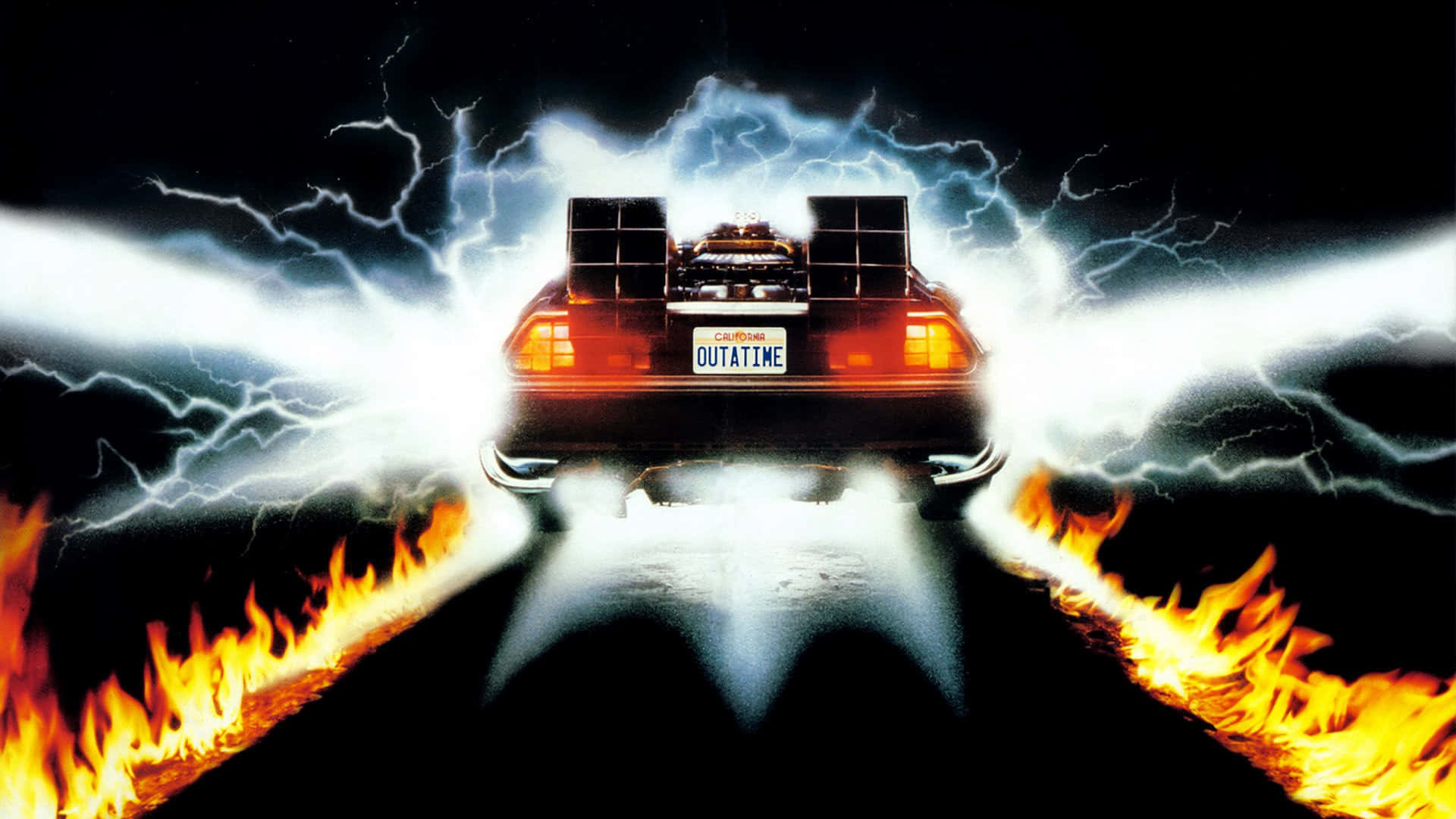 回到未來 桌布 壁紙 — 一輛 DeLorean 時間機器在黑暗的道路上疾馳，道路被火焰和閃電包圍，車牌「OUTATIME」發光。