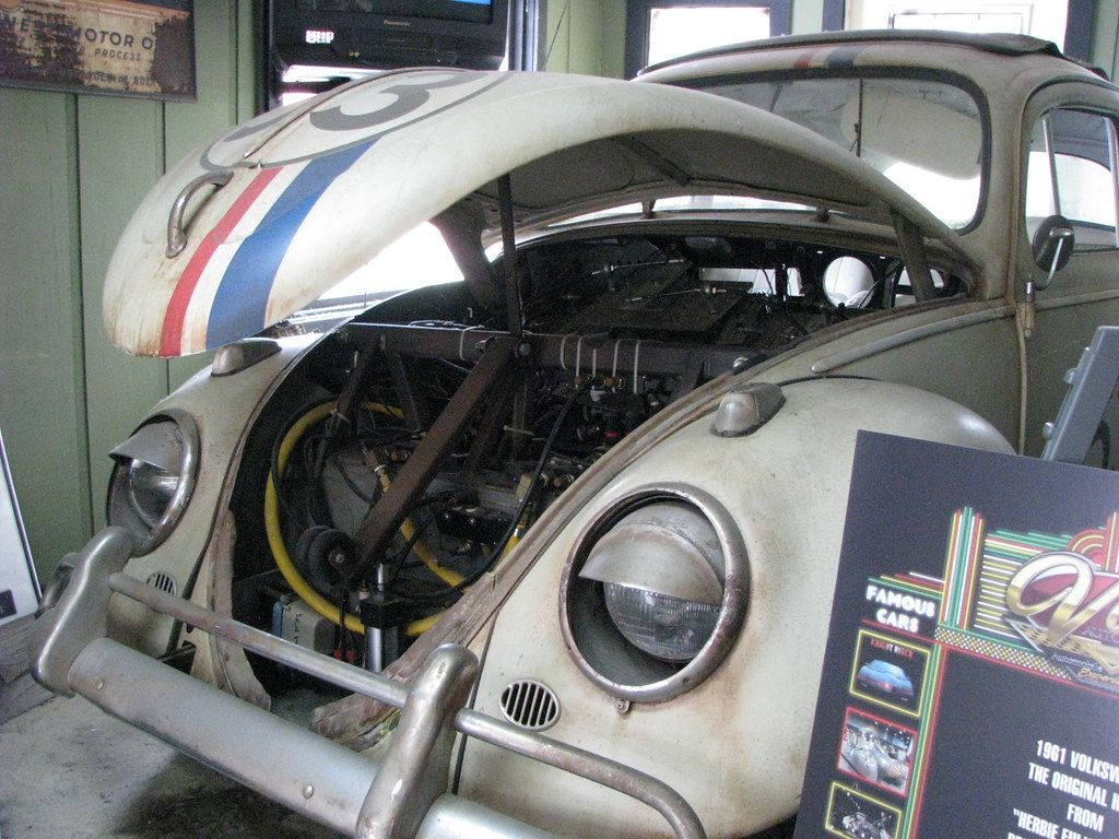 Herbie 桌布 壁紙 — 一輛1961年經典福斯金龜車賽車，在博物館車庫內打開引擎蓋，露出改裝引擎。