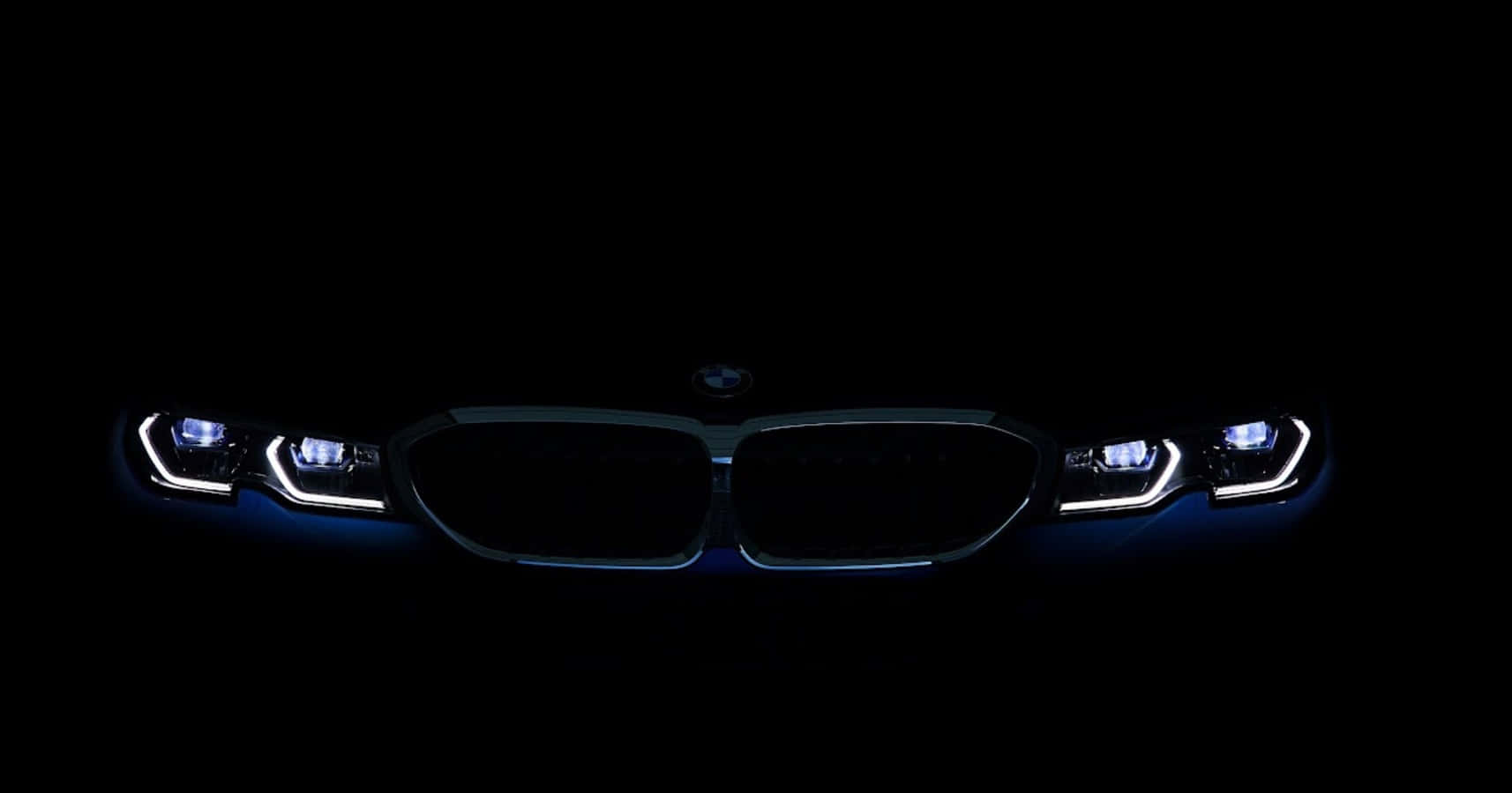 Vantablack 桌布 壁紙 — 一輛BMW汽車的發光頭燈以銳利的藍白色照明穿透黑暗，背景漆黑一片。