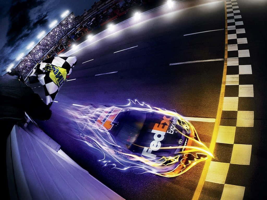 聯邦快遞 桌布 壁紙 — 一輛FedEx Express賽車在體育場燈光下疾馳而過終點旗，車手揮舞著方格旗。