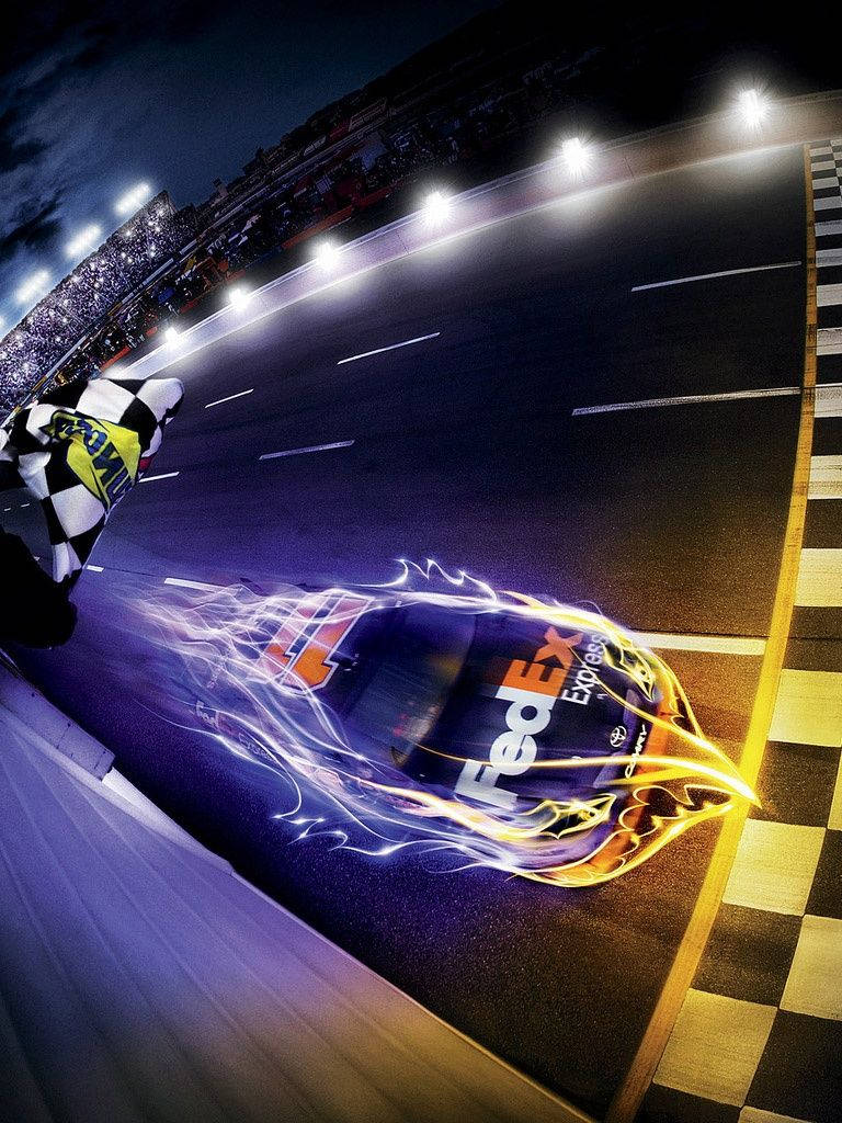 聯邦快遞 桌布 壁紙 — 一輛FedEx Express賽車在夜間體育館燈光下，帶著動態模糊軌跡衝過方格終點線。