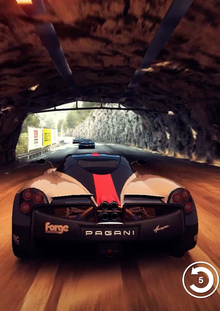 Grid Autosport 桌布 壁紙 — 一輛Pagani超級跑車在岩石隧道中奔馳，前方出口陽光灑入。