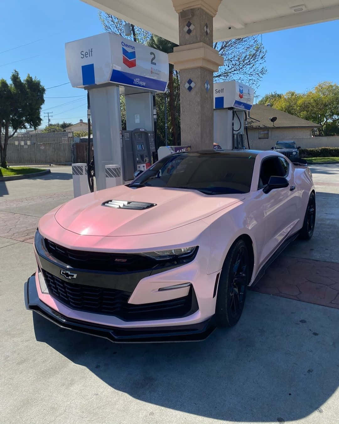 Off-road Car 桌布 壁紙 — 一輛亮粉紅色的Chevrolet Camaro SS停放在雪佛龍加油站，天空晴朗明媚。
