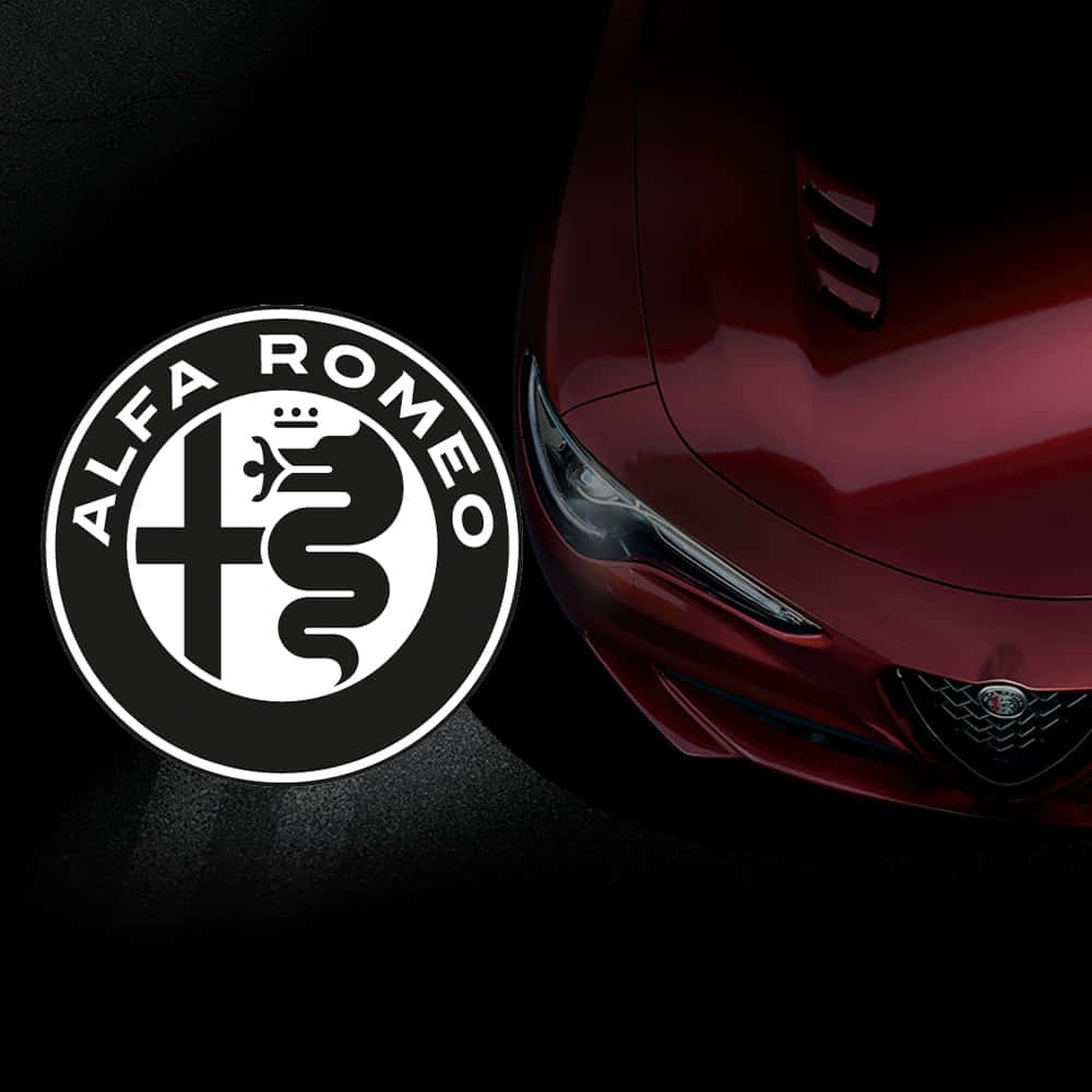 愛快羅密歐 桌布 壁紙 — 一輛亮紅色 Alfa Romeo 跑車的頭燈和格柵，旁邊是其標誌性的黑白圓形標誌，背景為深色。