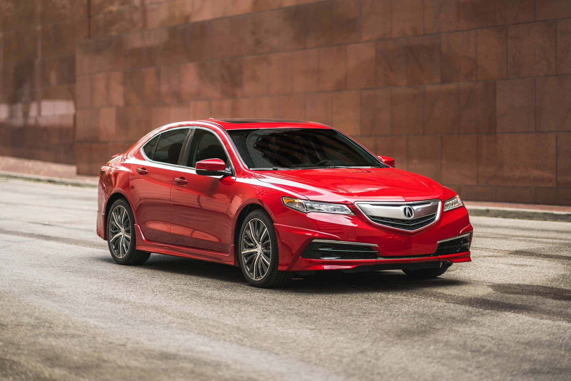 Acura 桌布 壁紙 — 一輛亮紅色Acura轎車停放在城市街道上，旁邊是質感豐富的棕色石牆。
