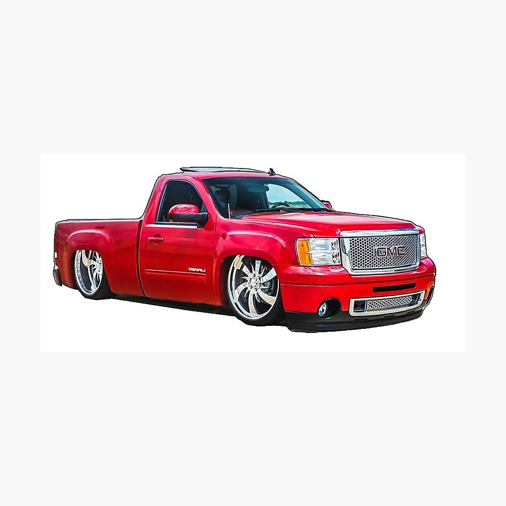Trucks 桌布 壁紙 — 一輛亮紅色GMC皮卡車，配備定制鍍鉻輪圈和降低懸掛，擺放在純白色背景前。