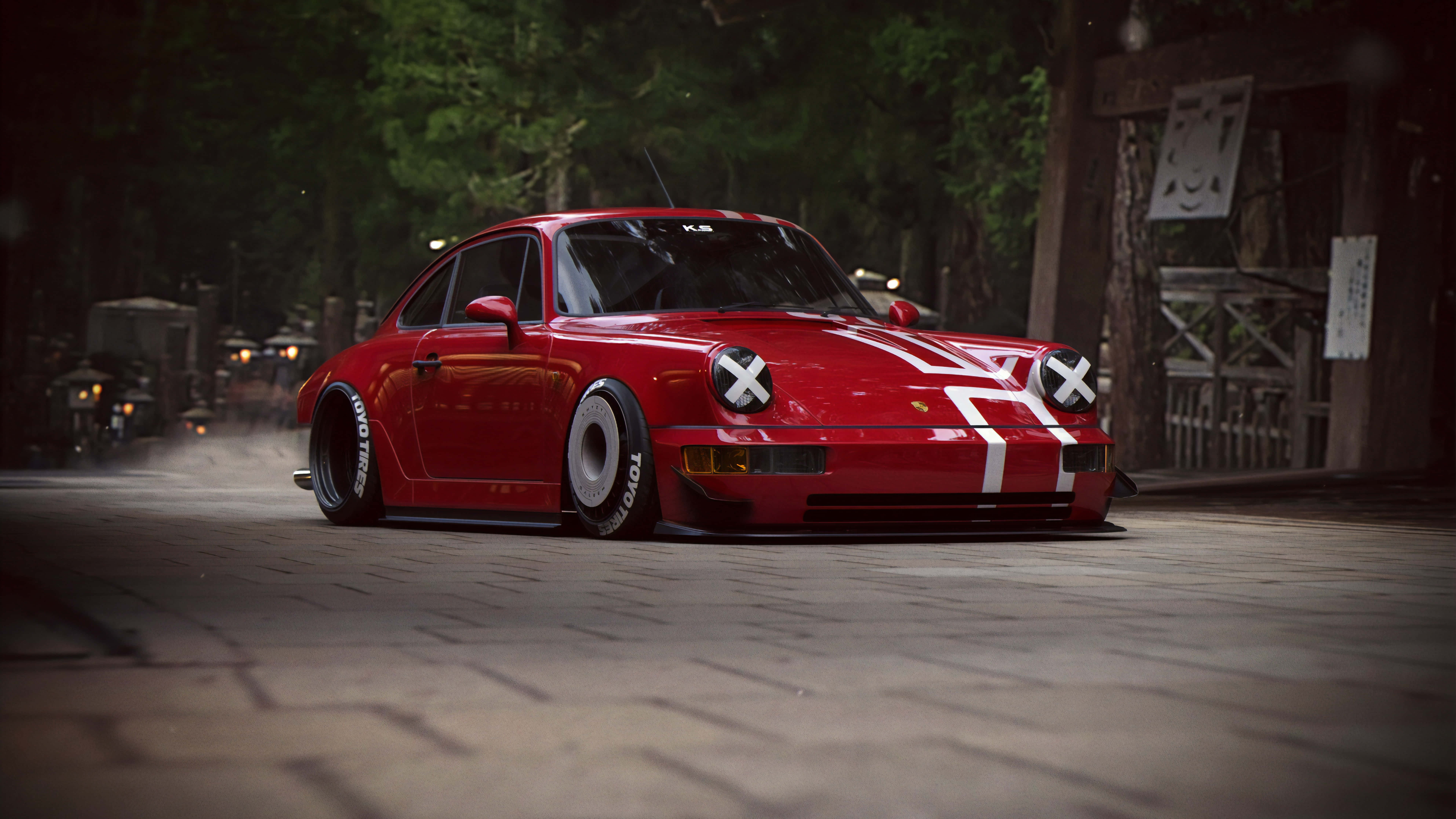 rally 桌布 壁紙 — 一輛亮紅色改裝保時捷911，帶有白色賽車條紋和X標記頭燈，停泊在黃昏時分薄霧籠罩的樹林街道上。