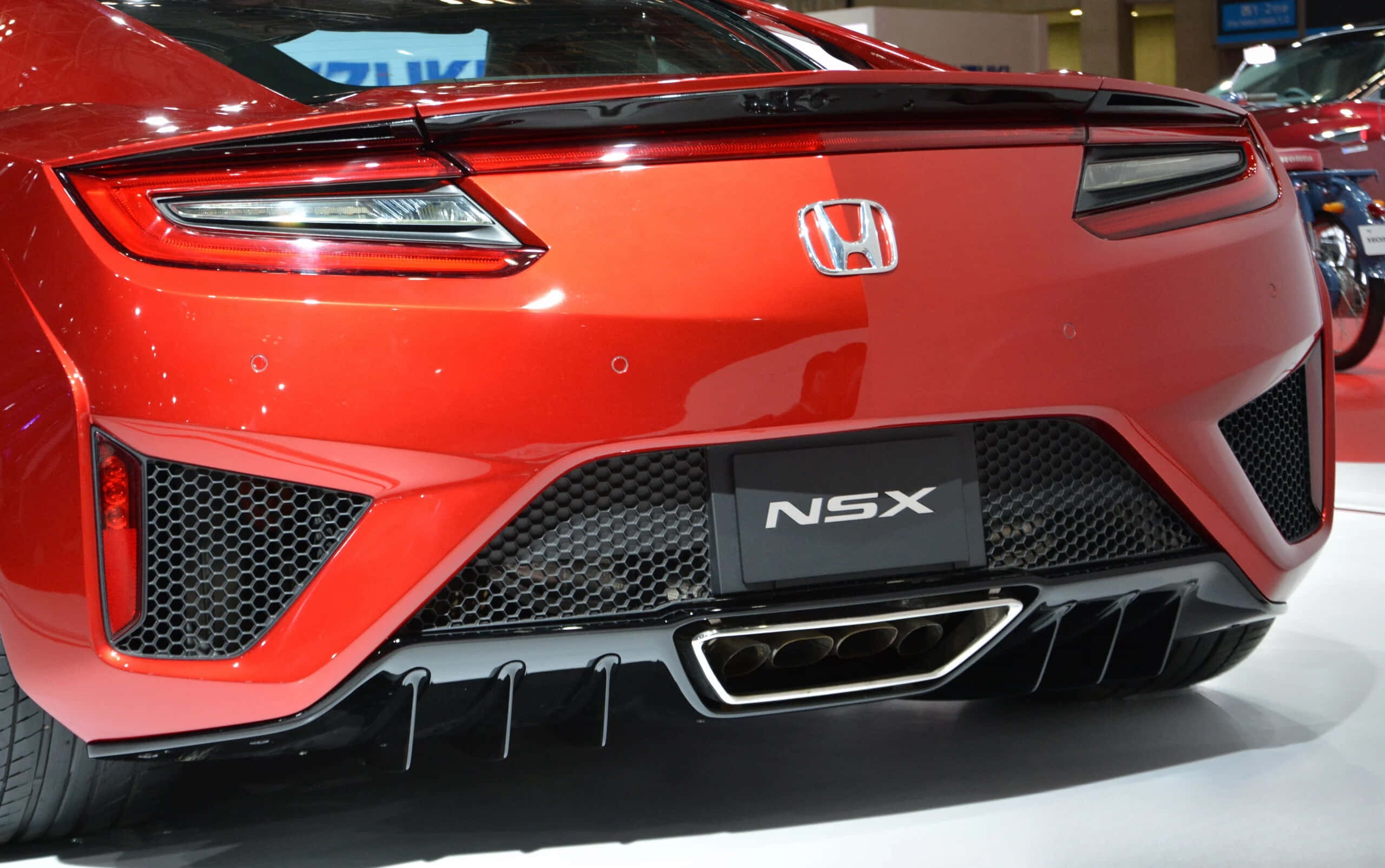 Honda Nsx 桌布 壁紙 — 一輛亮紅色本田NSX跑車的後視圖，展示侵略性設計和四出排氣管。