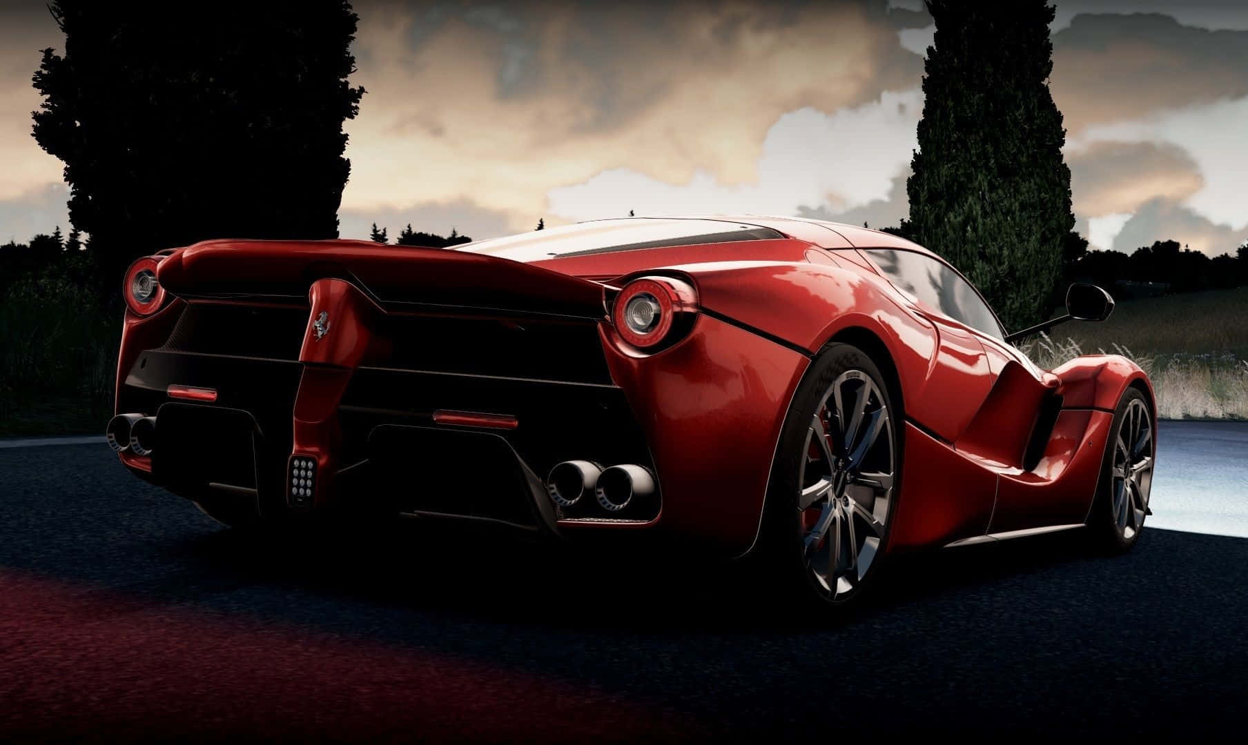 Ferrari Laferrari 桌布 壁紙 — 一輛亮紅色法拉利 LaFerrari 跑車在黃昏時停泊在黑暗的道路上，背景有高大的柏樹和多雲的天空。