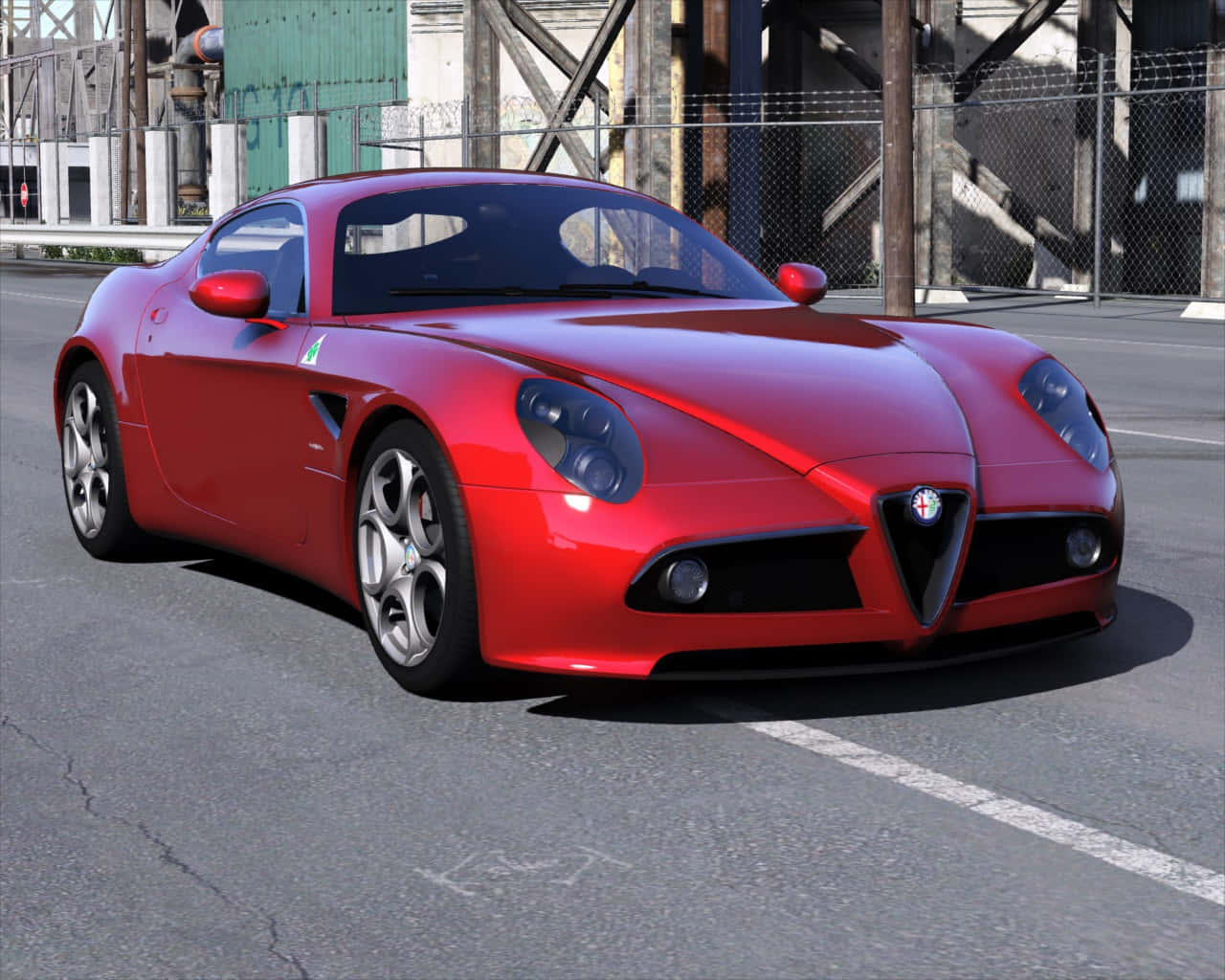 Alfa Romeo 8c Competizione 桌布 壁紙 — 一輛亮紅色的Alfa Romeo跑車停在柏油路上，旁邊是工業圍欄，在明亮的日光下。
