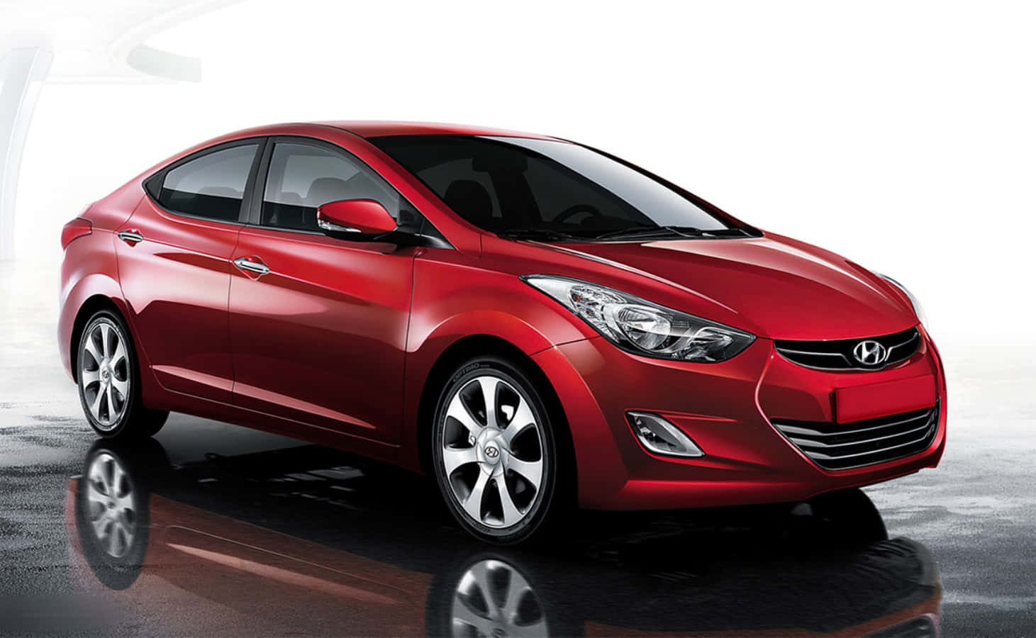 Hyundai 桌布 壁紙 — 一輛亮紅色的現代房車在攝影棚燈光下閃耀，濕滑地板映出倒影。