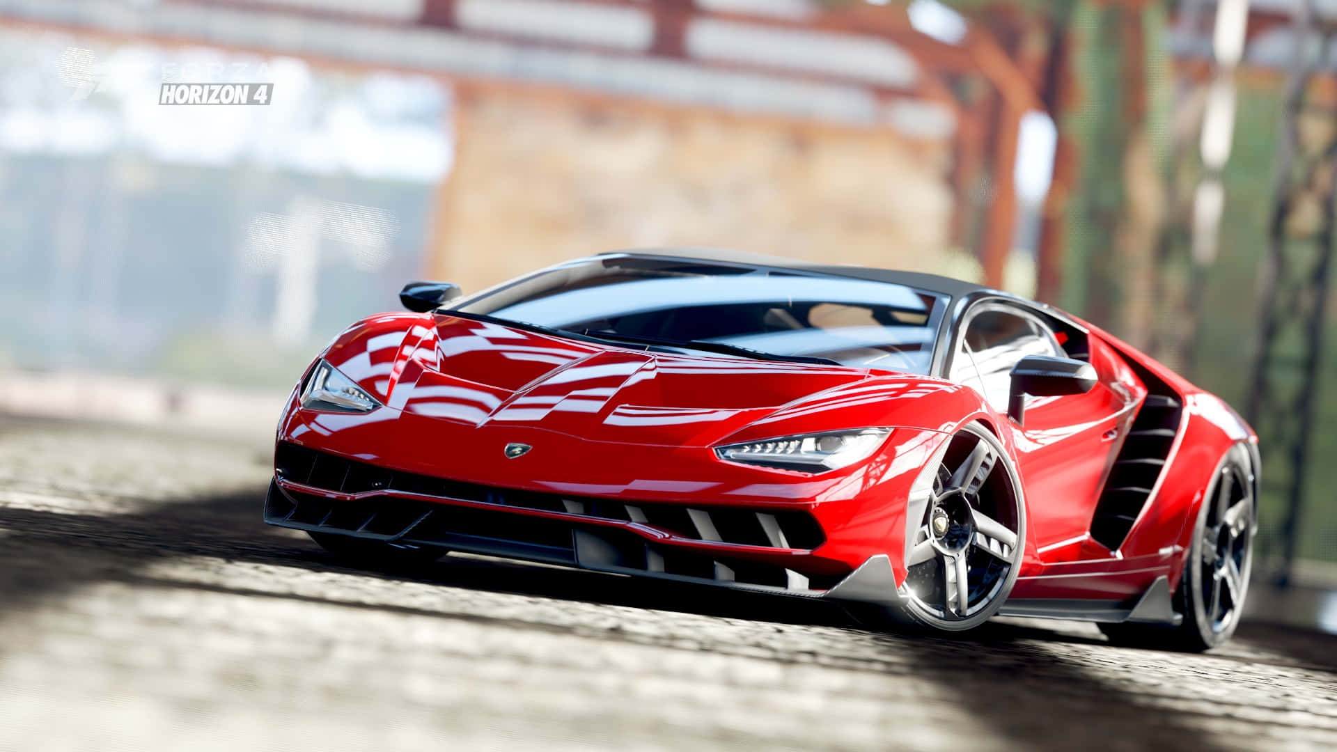 1920x1080 Forza Horizon 4 桌布 壁紙 — 一輛亮紅色的藍寶堅尼 Aventador SVJ 在生鏽的橋下，沿著陽光明媚的鵝卵石道路飛馳。