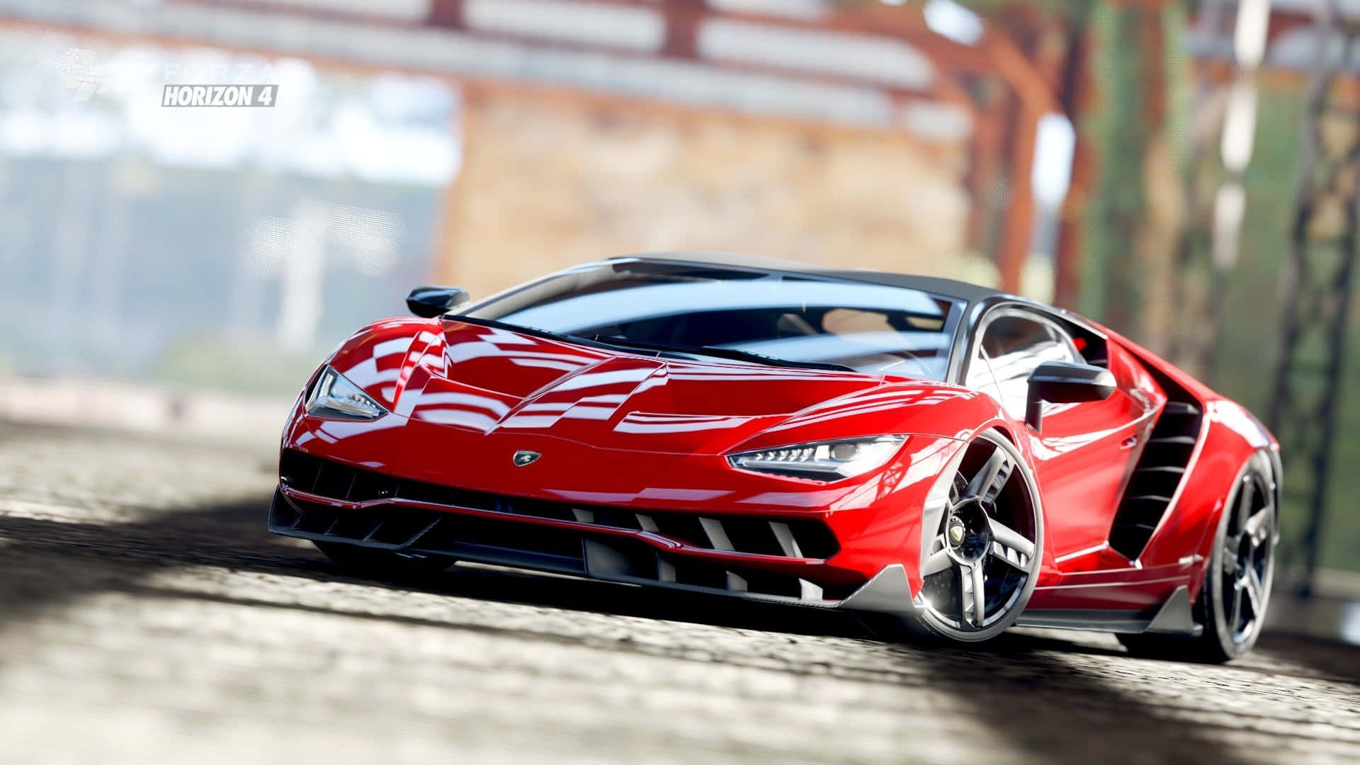 電玩遊戲 桌布 壁紙 — 一輛亮紅色的藍寶堅尼 Aventador SVJ 在陽光普照的鵝卵石路上，於一條質樸的橋下飛馳。