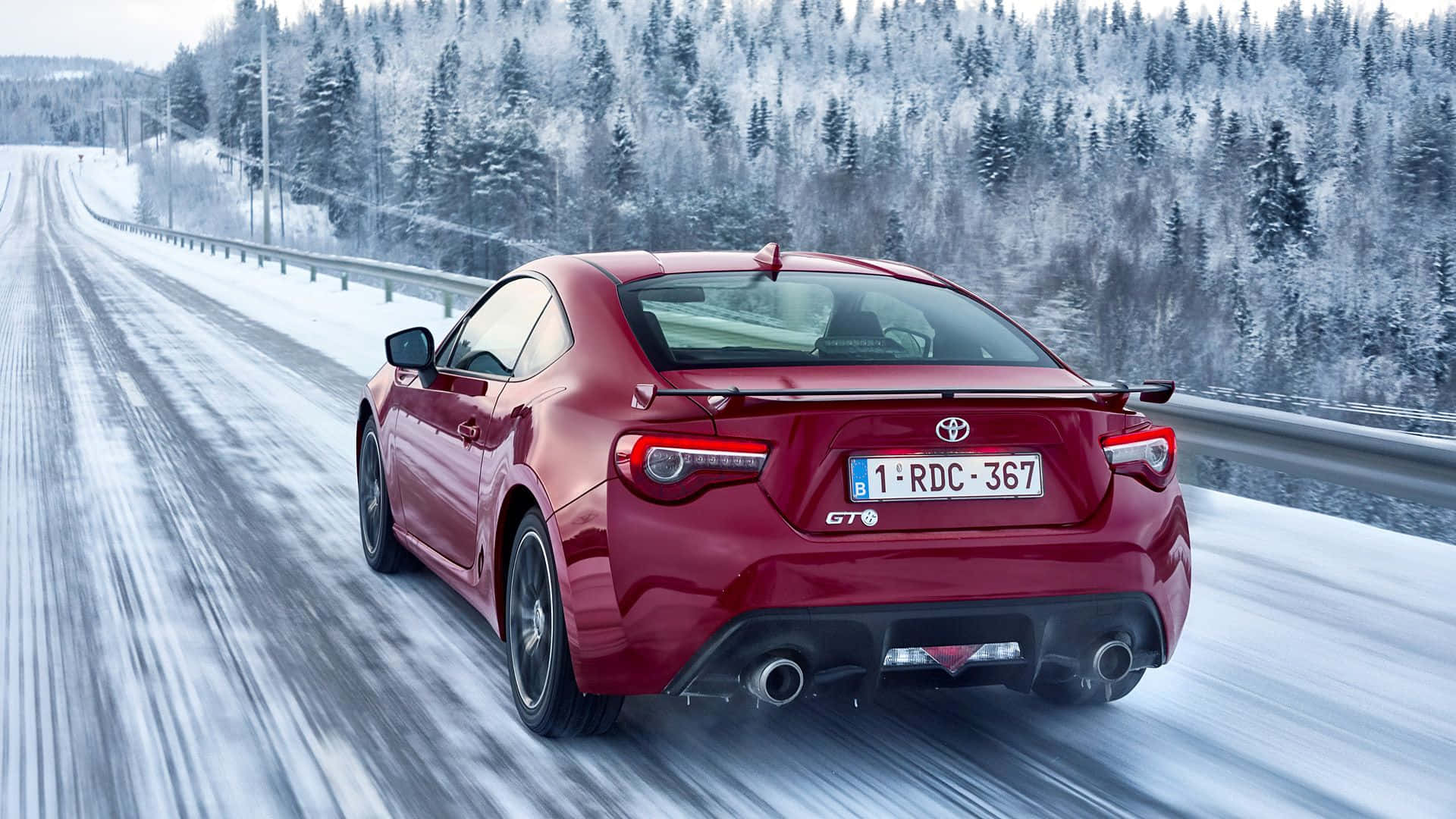 紅色跑車在雪地山路上快速行駛。 — Toyota Supra Mk4 壁紙