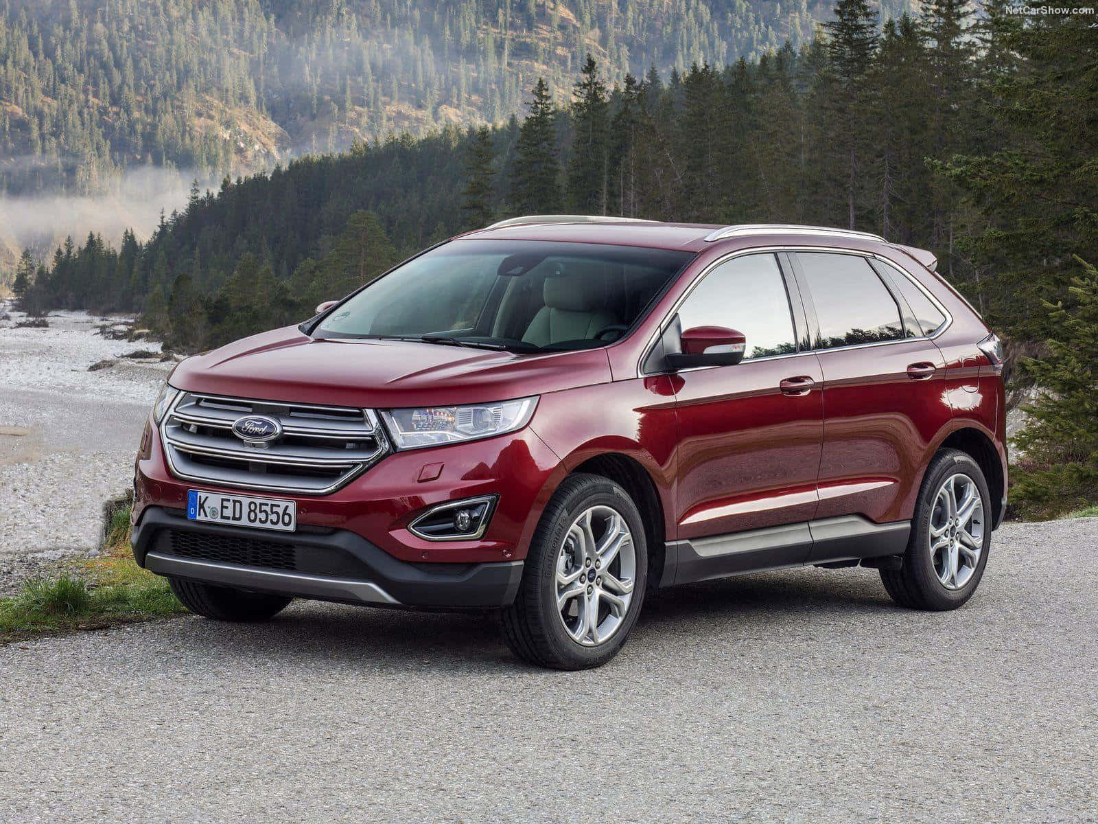 Ford Edge 桌布 壁紙 — 一輛亮紅色福特Edge SUV停泊在碎石路上，旁邊是霧氣瀰漫、樹木茂密的山間河流。