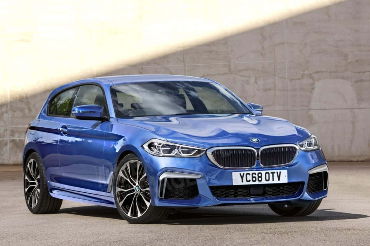 Bmw 1 Series 桌布 壁紙 — 一輛亮藍色BMW掀背車停放在陽光照射的混凝土牆旁，帶有銳利陰影。