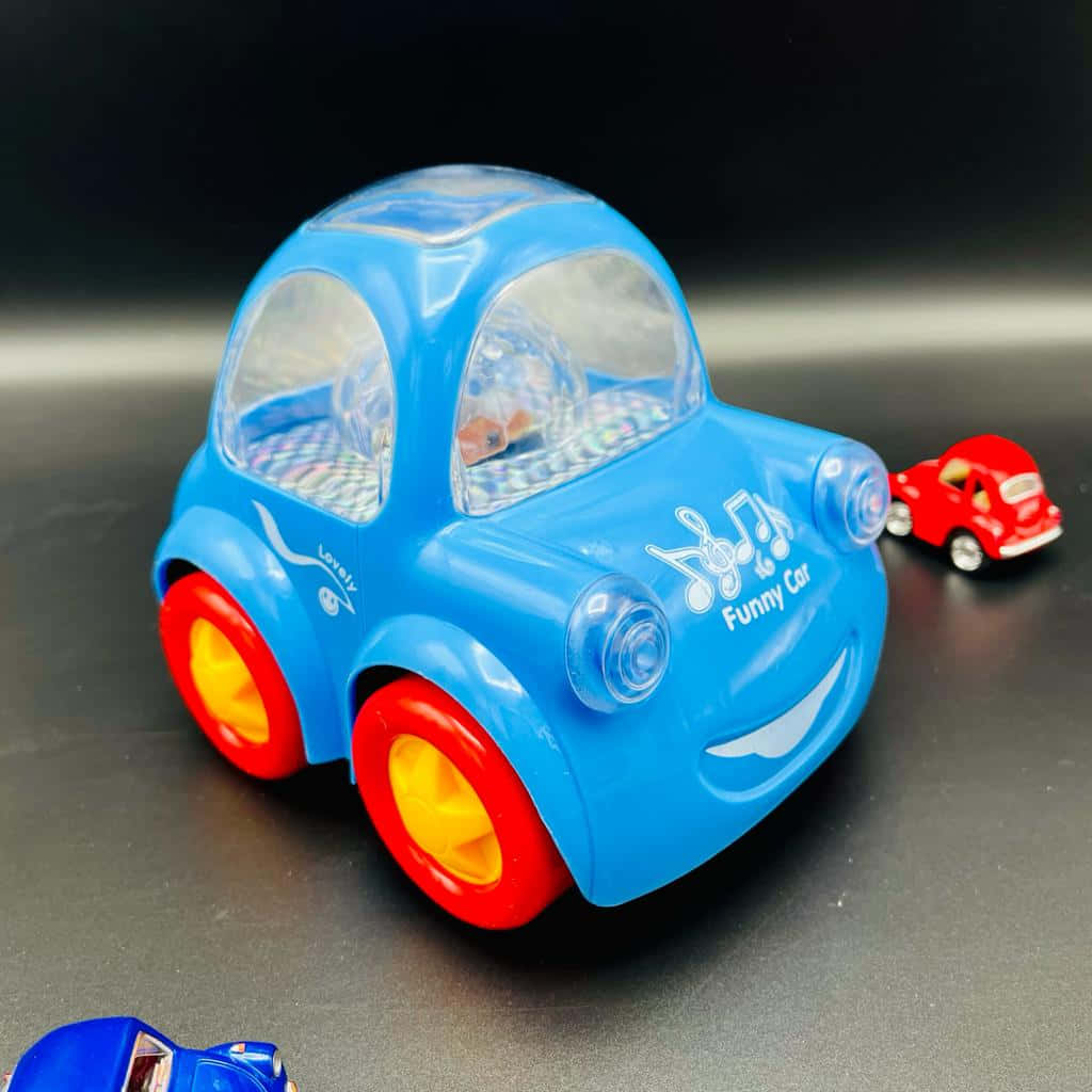 cars 桌布 壁紙 — 一輛亮藍色玩具車，帶有紅色車輪和笑臉，放在深色表面上，旁邊是一輛較小的紅色玩具車。