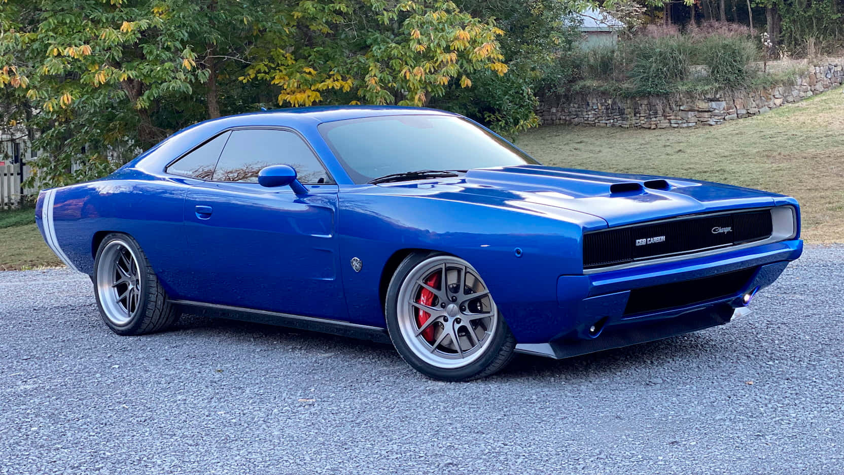 Dodge 桌布 壁紙 — 一輛亮藍色的Dodge Challenger SRT Hellcat停在碎石上，背景有秋樹和石牆。