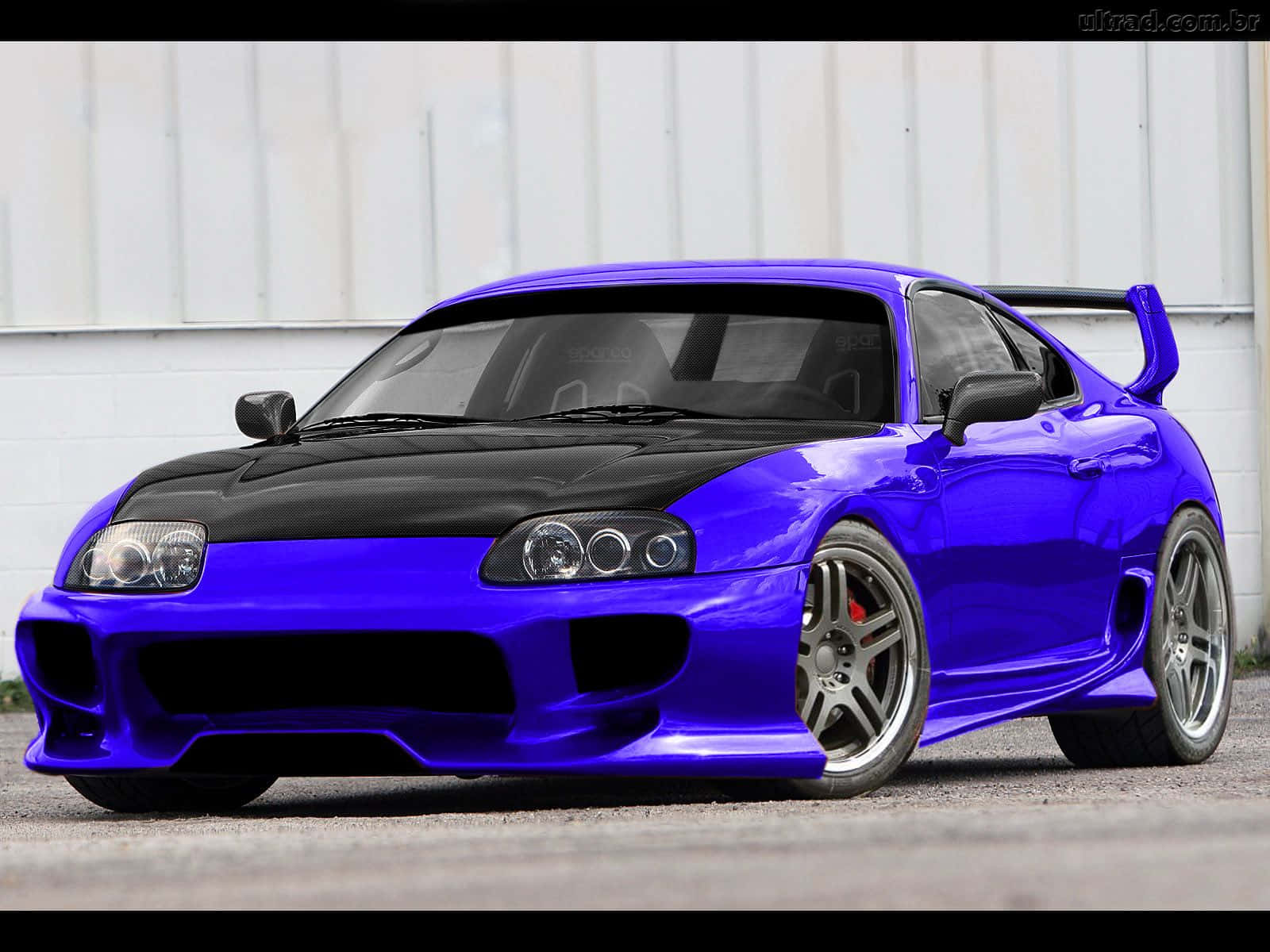 紫色和黑色改裝豐田Supra跑車停放在戶外。 — Toyota Supra Mk4 壁紙