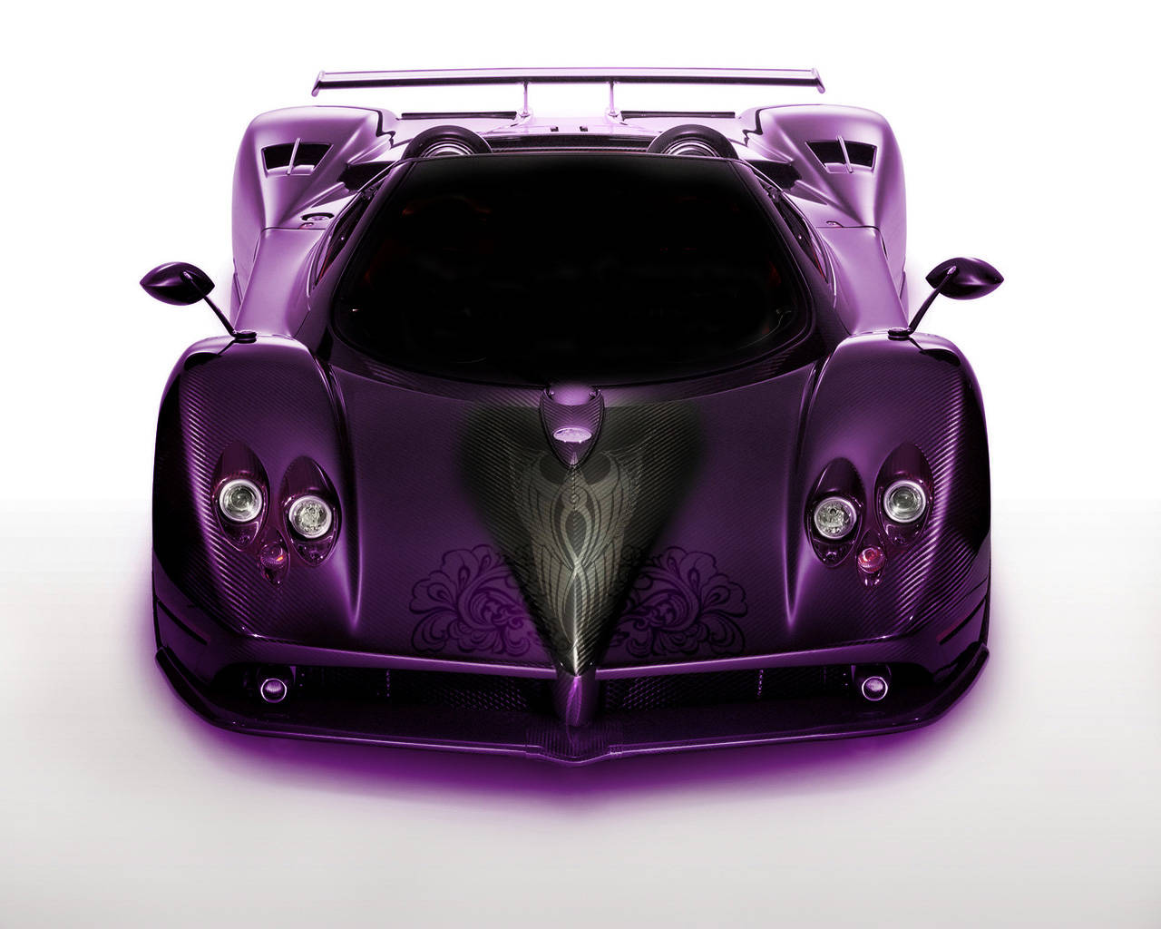 Pagani 桌布 壁紙 — 一輛亮面紫色帕加尼超跑的前視圖，帶有複雜的碳纖維細節和華麗的格柵圖案。