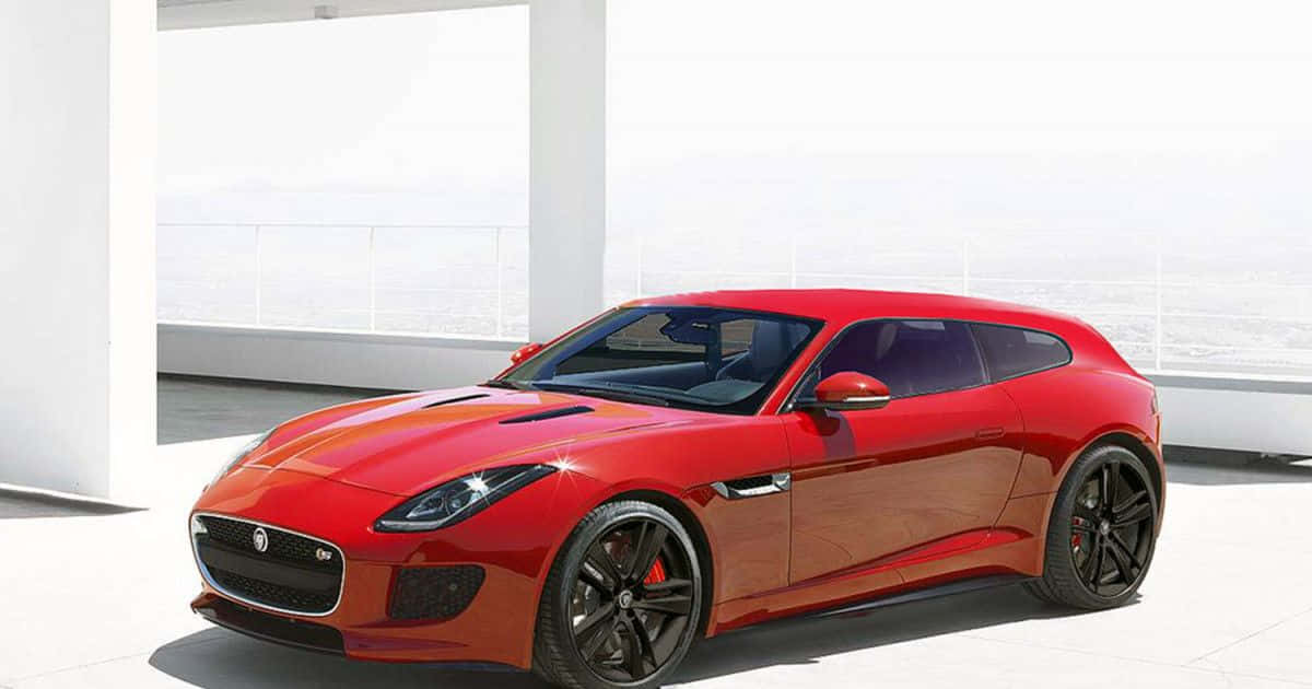 Hatchback 桌布 壁紙 — 一輛亮麗的紅色Jaguar F-Type跑車停泊在簡約的白色陽台上，俯瞰著朦朧的遠方城市景觀。