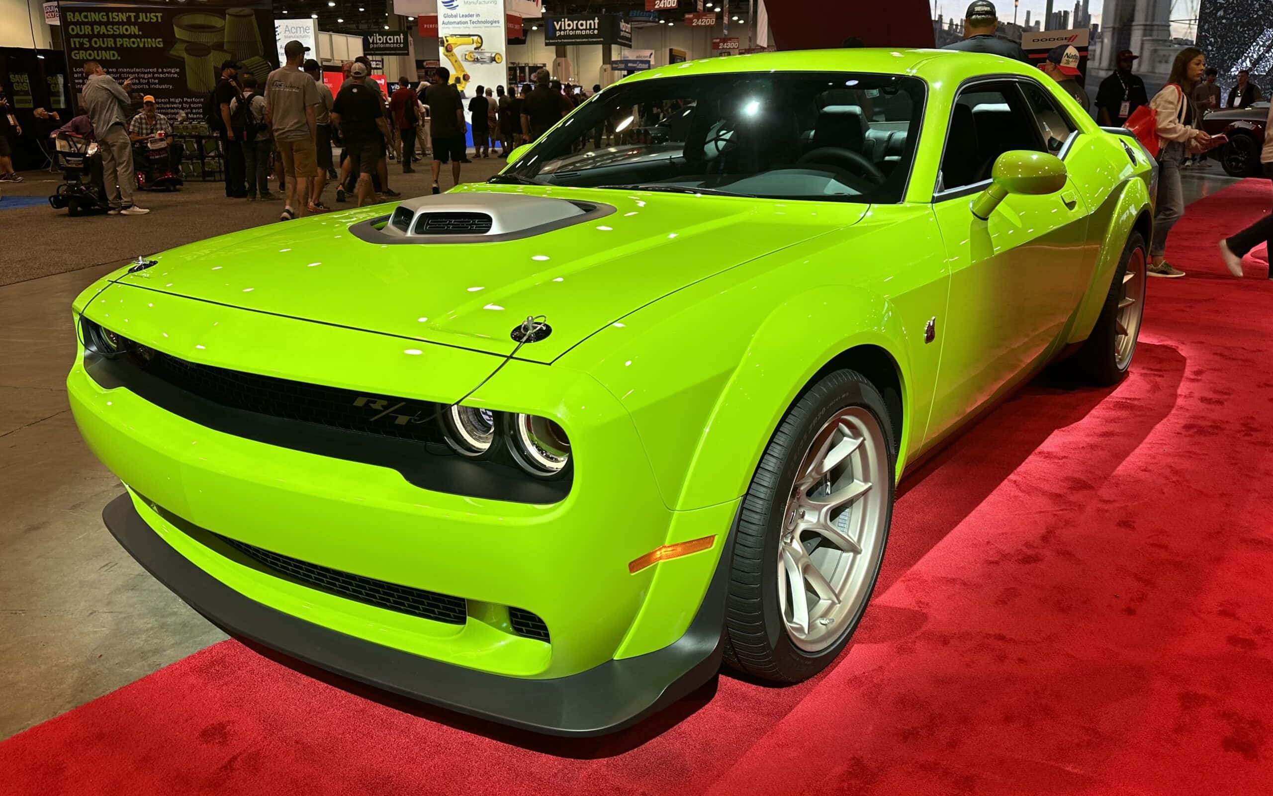 Dodge 桌布 壁紙 — 一輛亮麗的青檸綠色道奇挑戰者SRT Hellcat在車展的紅地毯上，背景有觀眾。