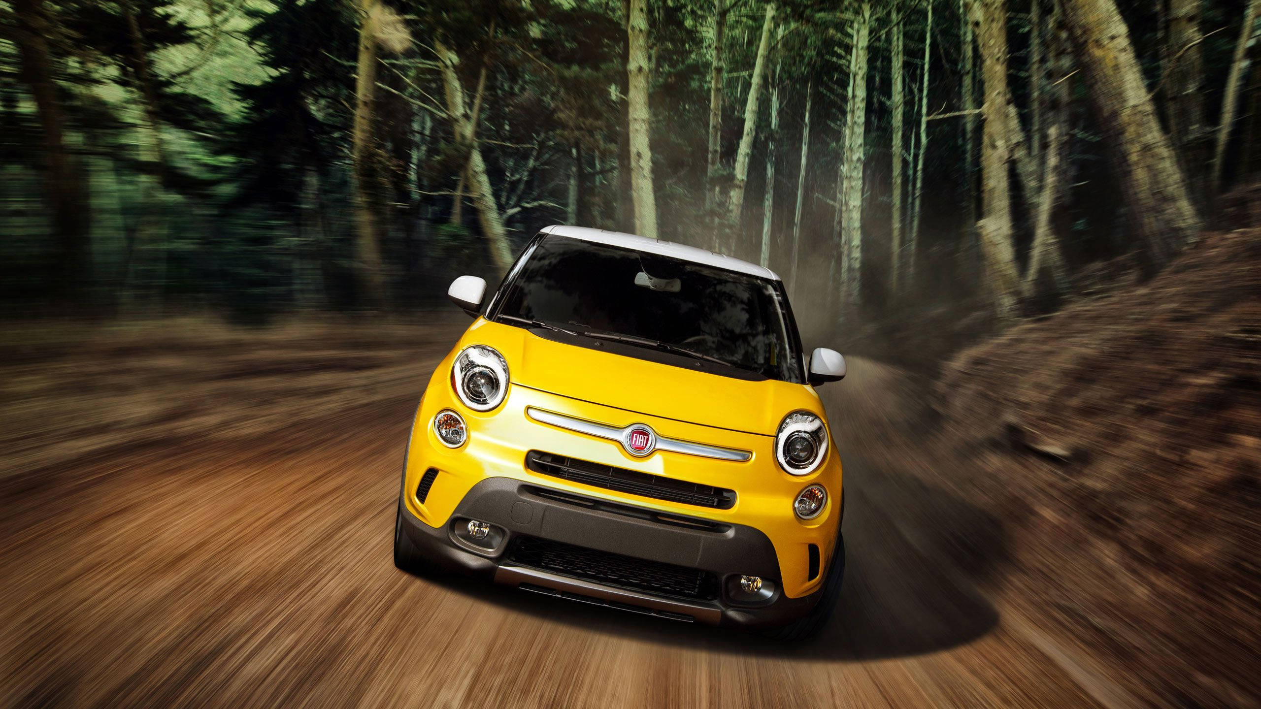 Fiat 桌布 壁紙 — 一輛亮黃色的Fiat 500L在森林泥路上疾馳，周圍帶有動態模糊效果。