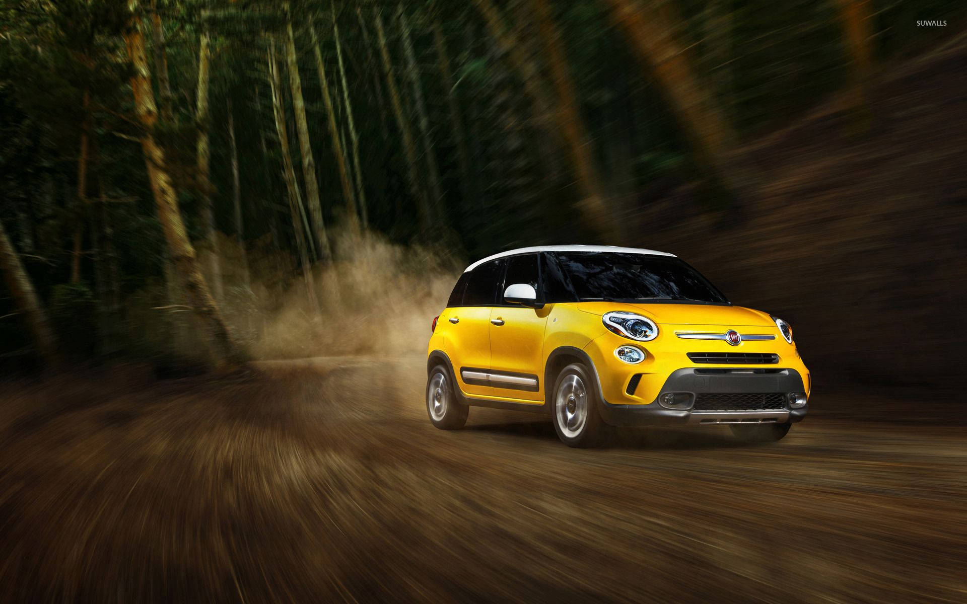 Fiat 桌布 壁紙 — 一輛亮黃色的Fiat 500X在森林小徑上疾馳，揚起灰塵，周圍帶有動態模糊效果。