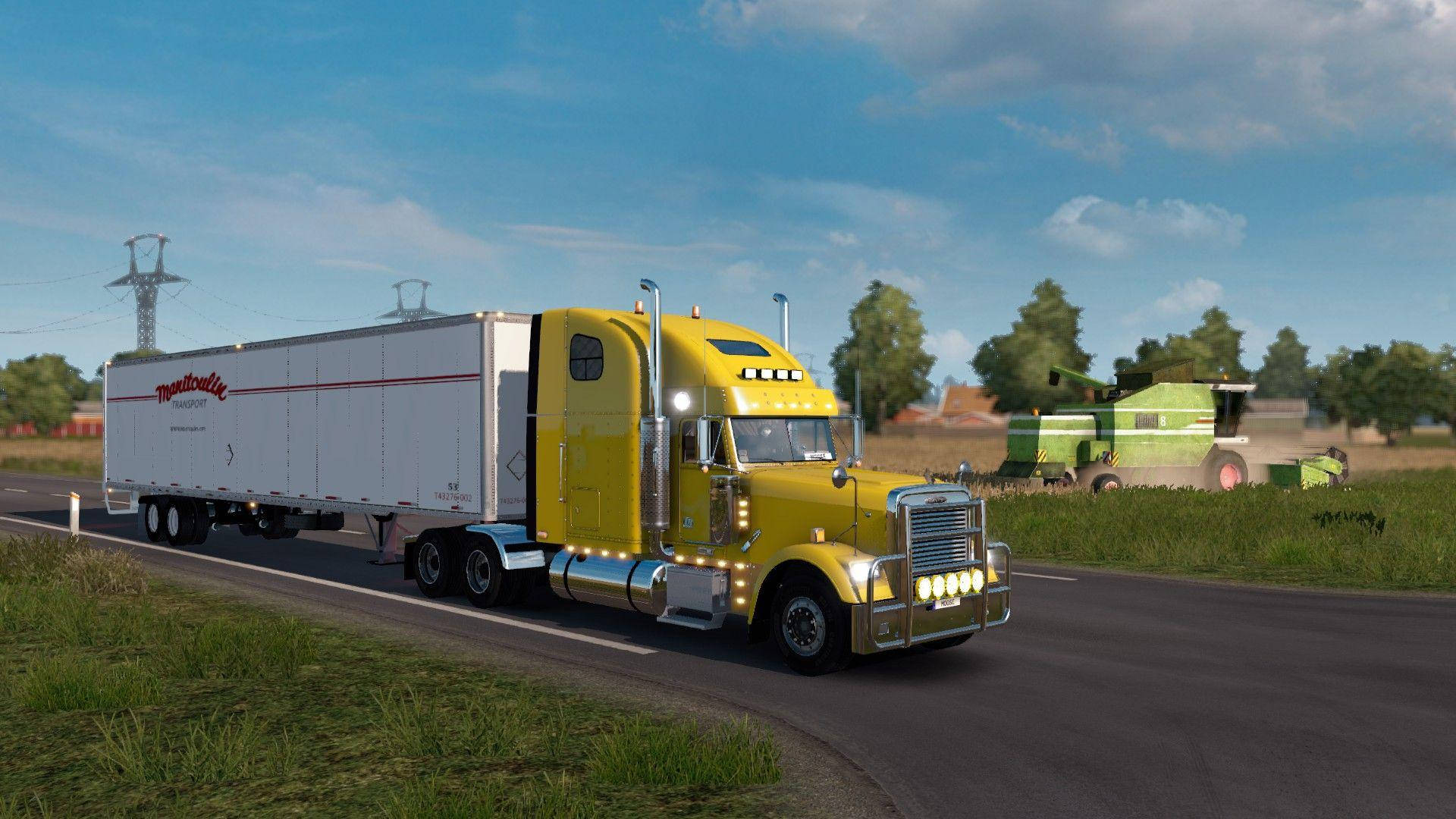 American Truck Simulator 桌布 壁紙 — 一輛亮黃色的半掛卡車拖著白色拖車，在部分多雲的藍天下，沿著鄉村道路駛過一台綠色聯合收割機。
