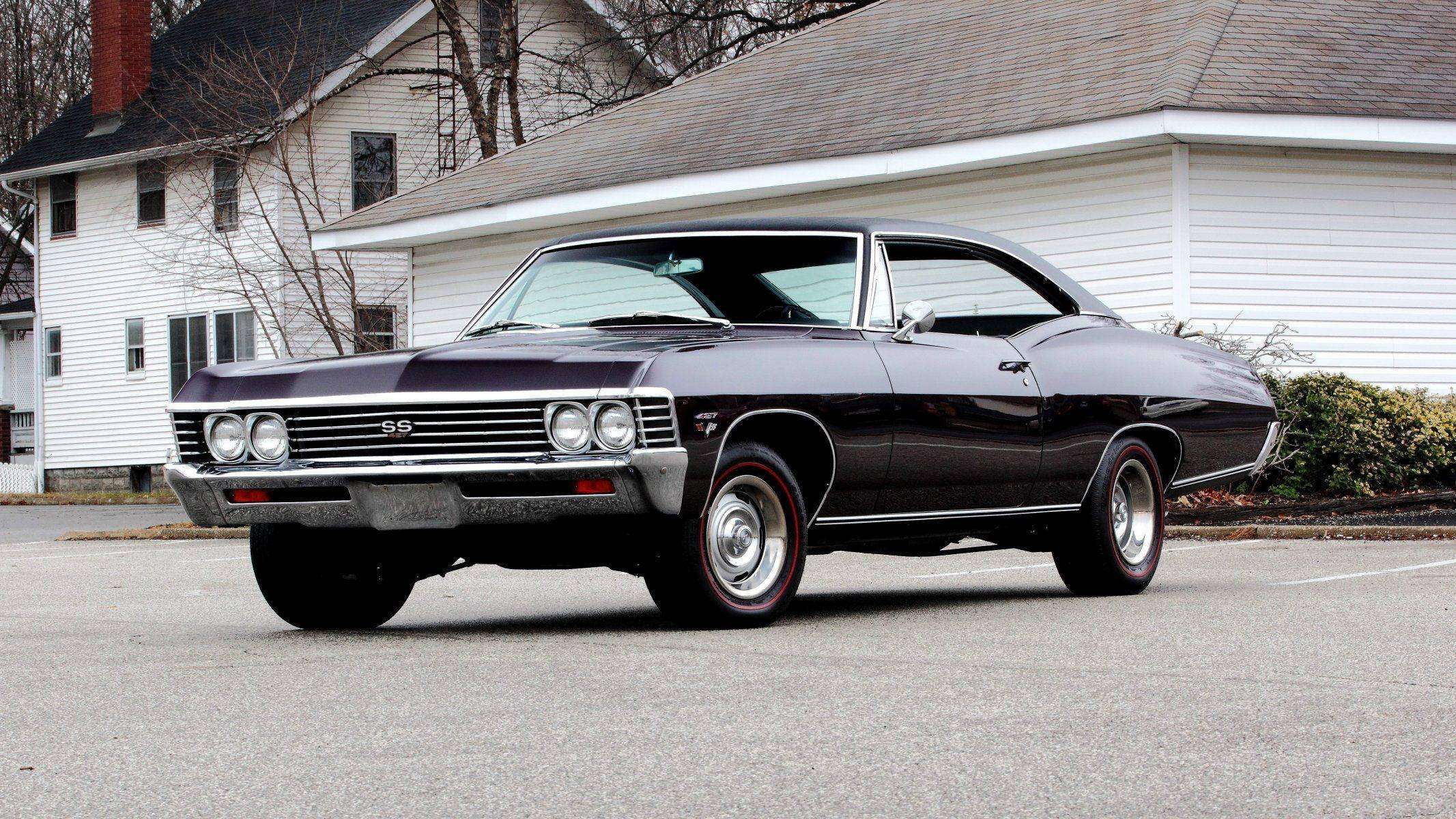 chevrolet impala 1967 桌布 壁紙 — 一輛亮黑色經典雪佛蘭SS肌肉車停在瀝青路上，前面是一間有光禿樹木的白房子。
