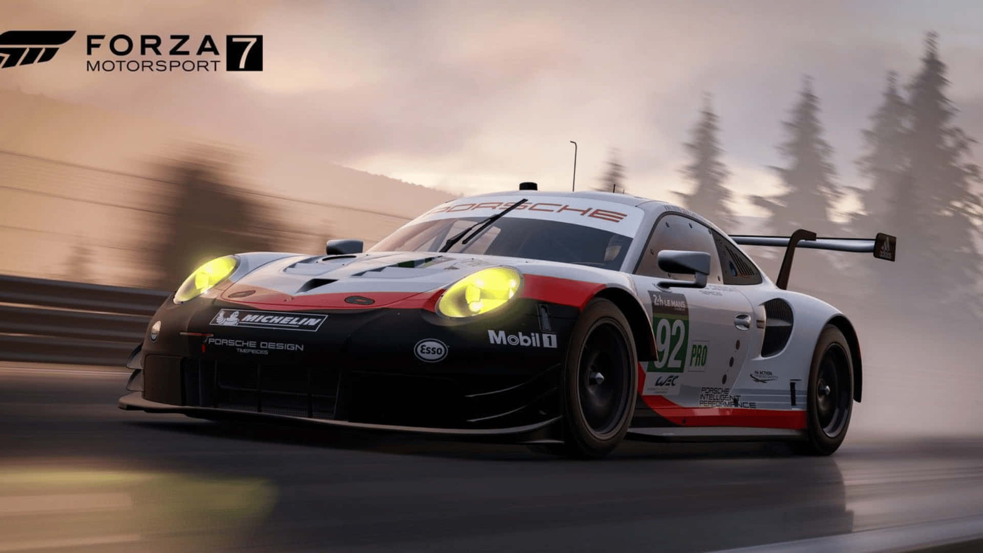 1080p Forza Motorsport 7 桌布 壁紙 — 一輛保時捷911 GT1賽車在黎明時分沿著霧氣瀰漫的森林賽道疾馳，車頭燈閃爍，帶有動態模糊效果。