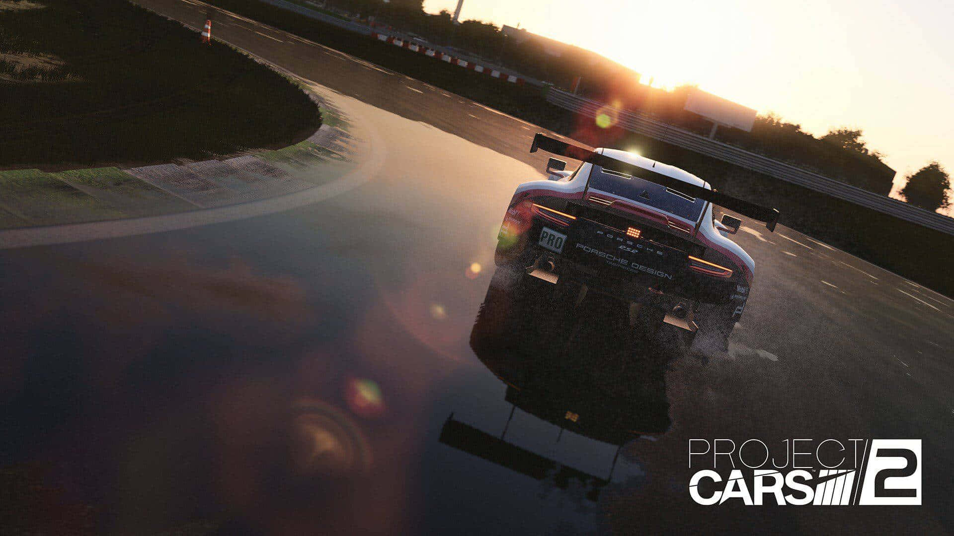 HD Project Cars 2 桌布 壁紙 — 一輛保時捷賽車在日落時分，伴隨著鏡頭眩光和賽道反射，高速駛過濕滑彎道。