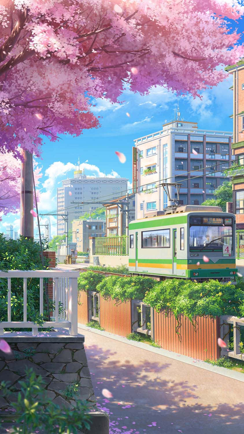 動漫城市 桌布 壁紙 — 一輛充滿活力的動漫風格電車在陽光普照的城市街道上，於粉紅色的櫻花樹冠下滑行。