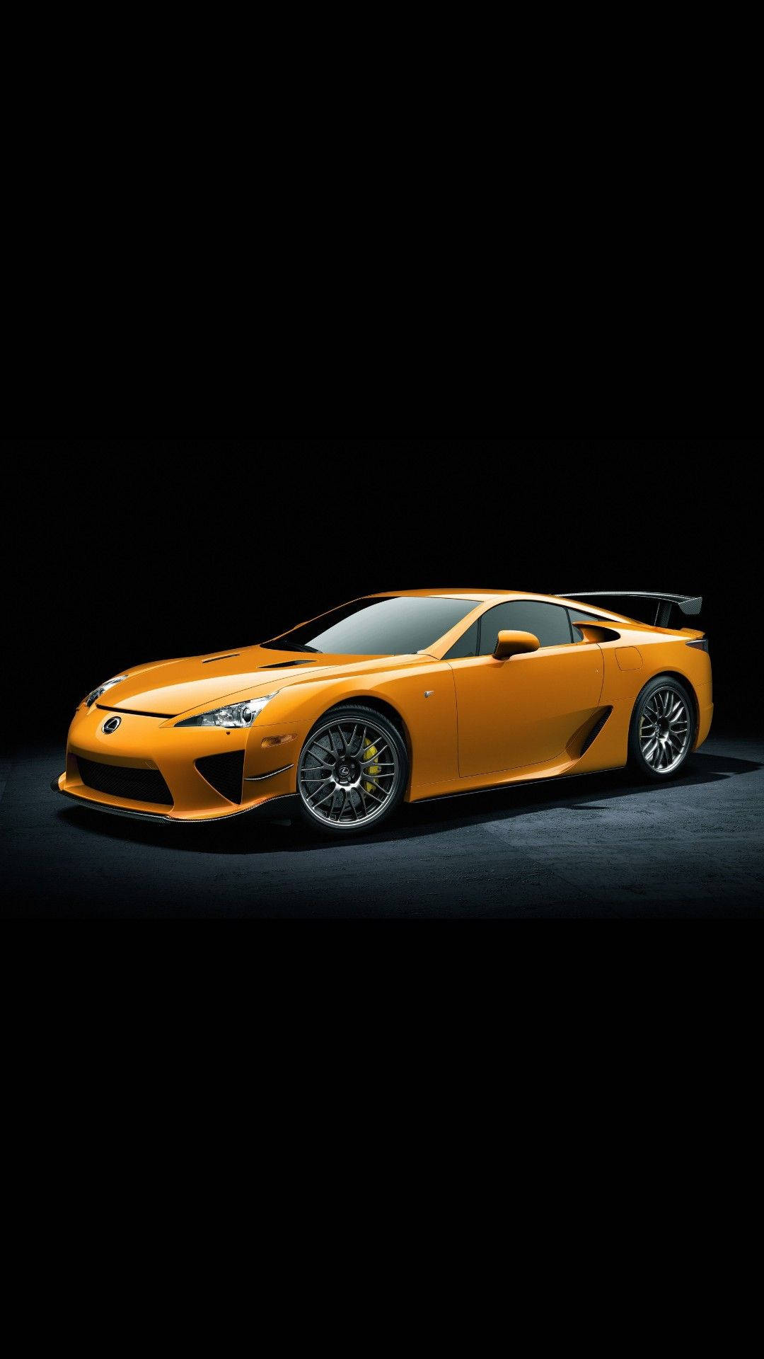 lexus iPhone 桌布 壁紙 — 一輛充滿活力的橙色Lexus LFA跑車在攝影棚燈光下，在純黑色背景上閃閃發光。