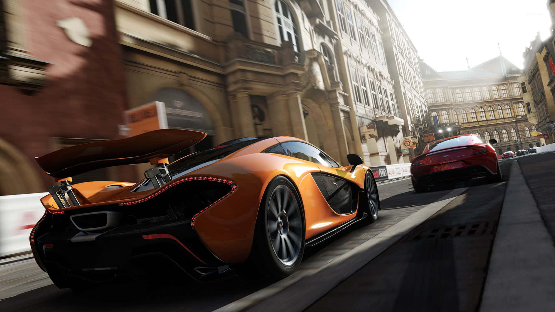 Sports Cars 桌布 壁紙 — 一輛充滿活力的橙色McLaren跑車在陽光明媚、擁有歷史建築的歐洲城市街道上飛馳。